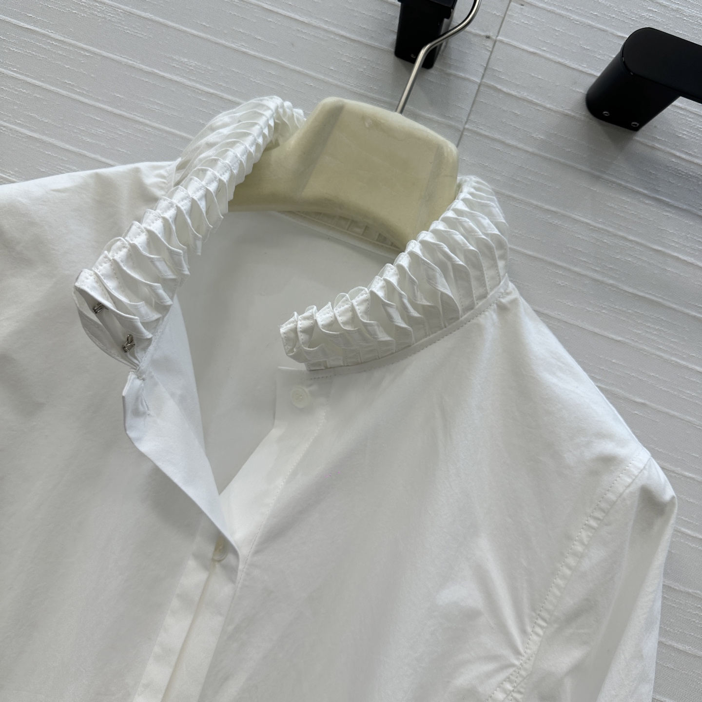 独家首发❤️Alai*26早春新品扭纹立领衬衫，简奢宫廷风气质上身美到没朋友！木耳边细节精致又优雅。修身