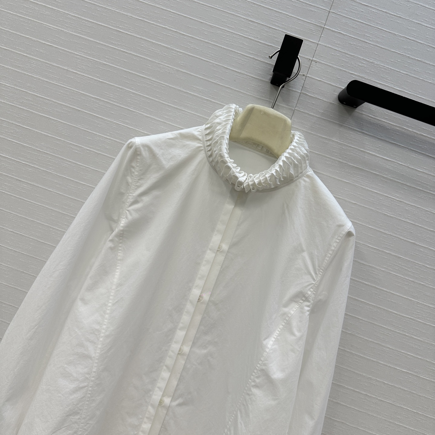 独家首发❤️Alai*26早春新品扭纹立领衬衫，简奢宫廷风气质上身美到没朋友！木耳边细节精致又优雅。修身