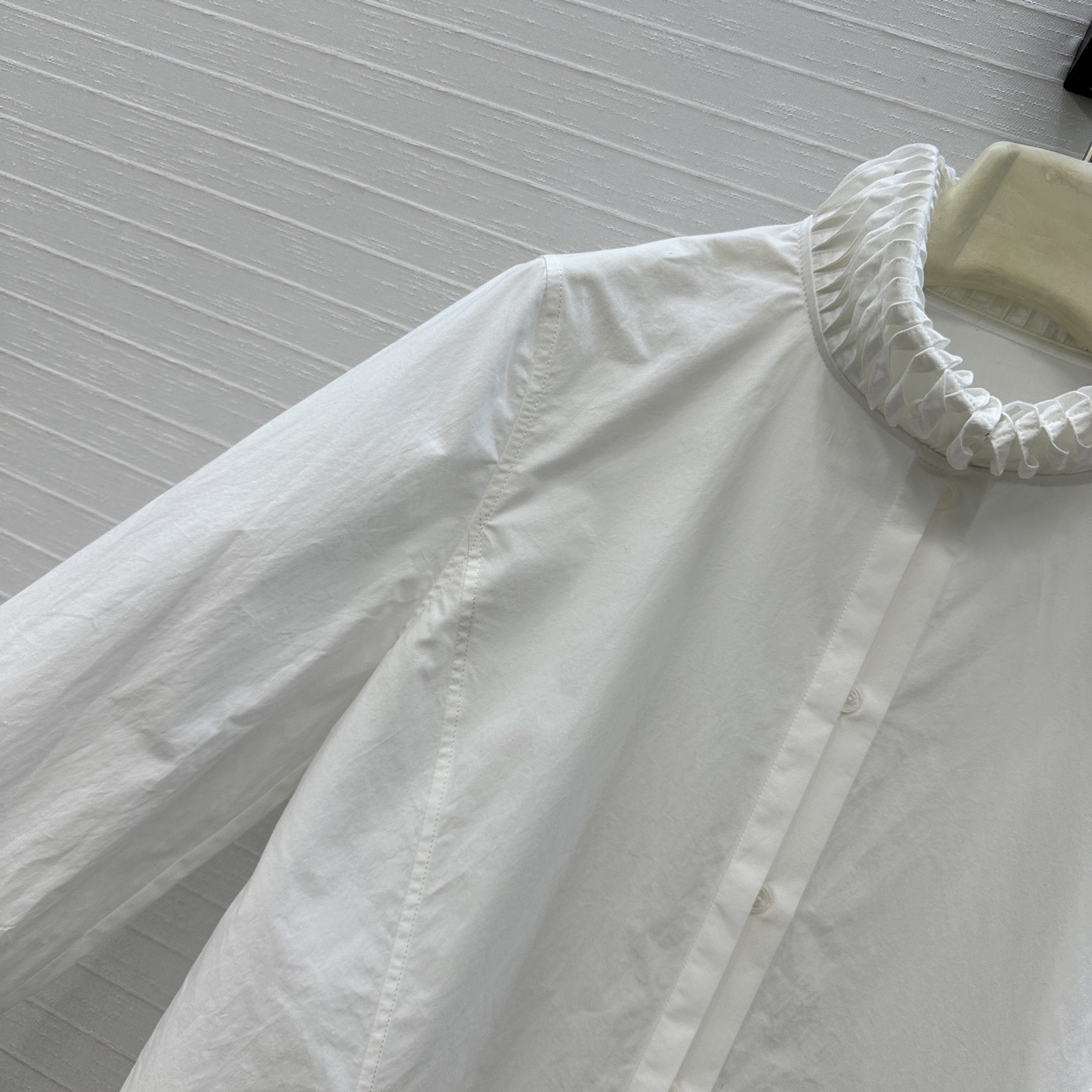 独家首发❤️Alai*26早春新品扭纹立领衬衫，简奢宫廷风气质上身美到没朋友！木耳边细节精致又优雅。修身