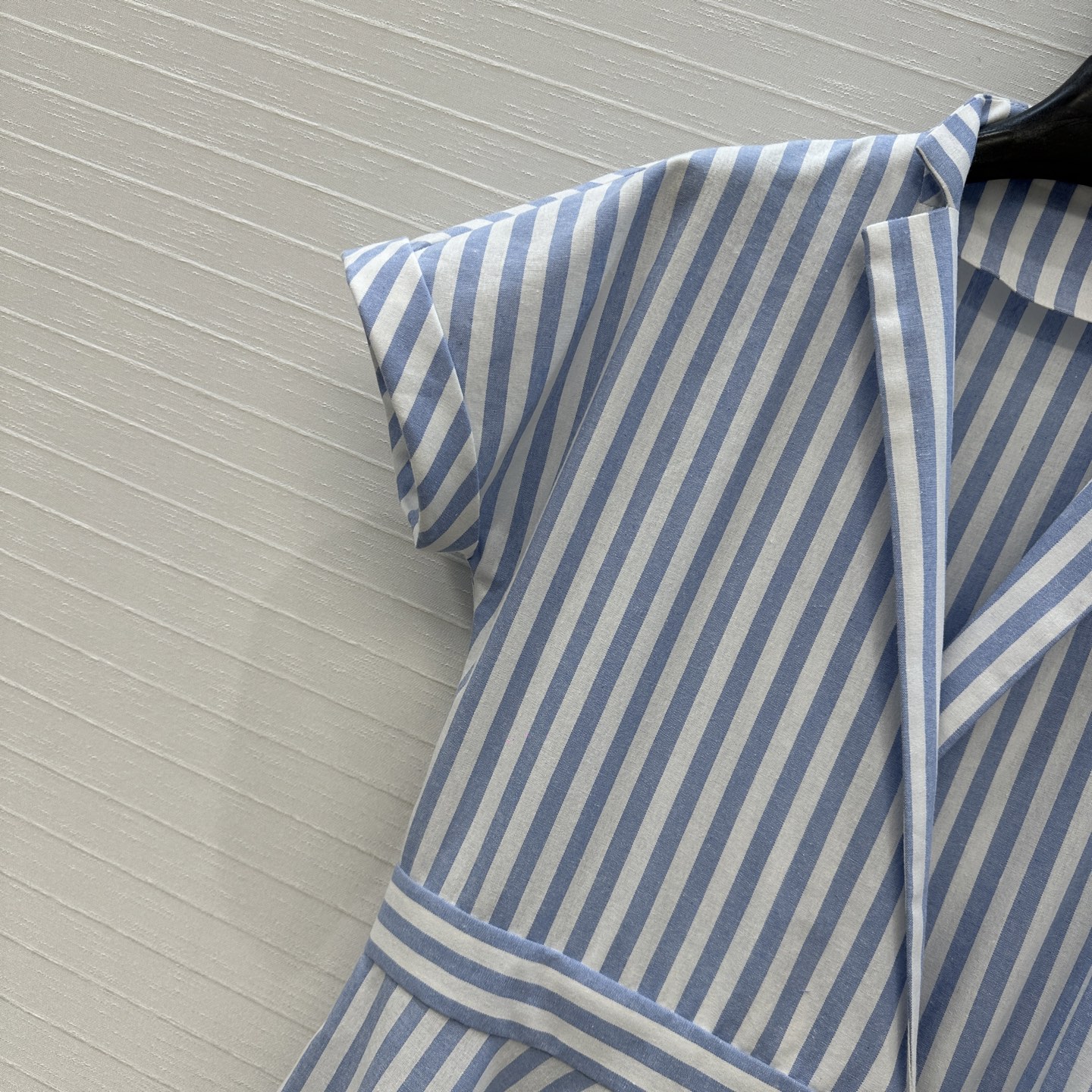 强烈推荐❤️LenalpoickeR 26早春新品蓝白竖条纹短袖棉麻连衣裙👗折边小翻领剪裁 腰部的金属扣