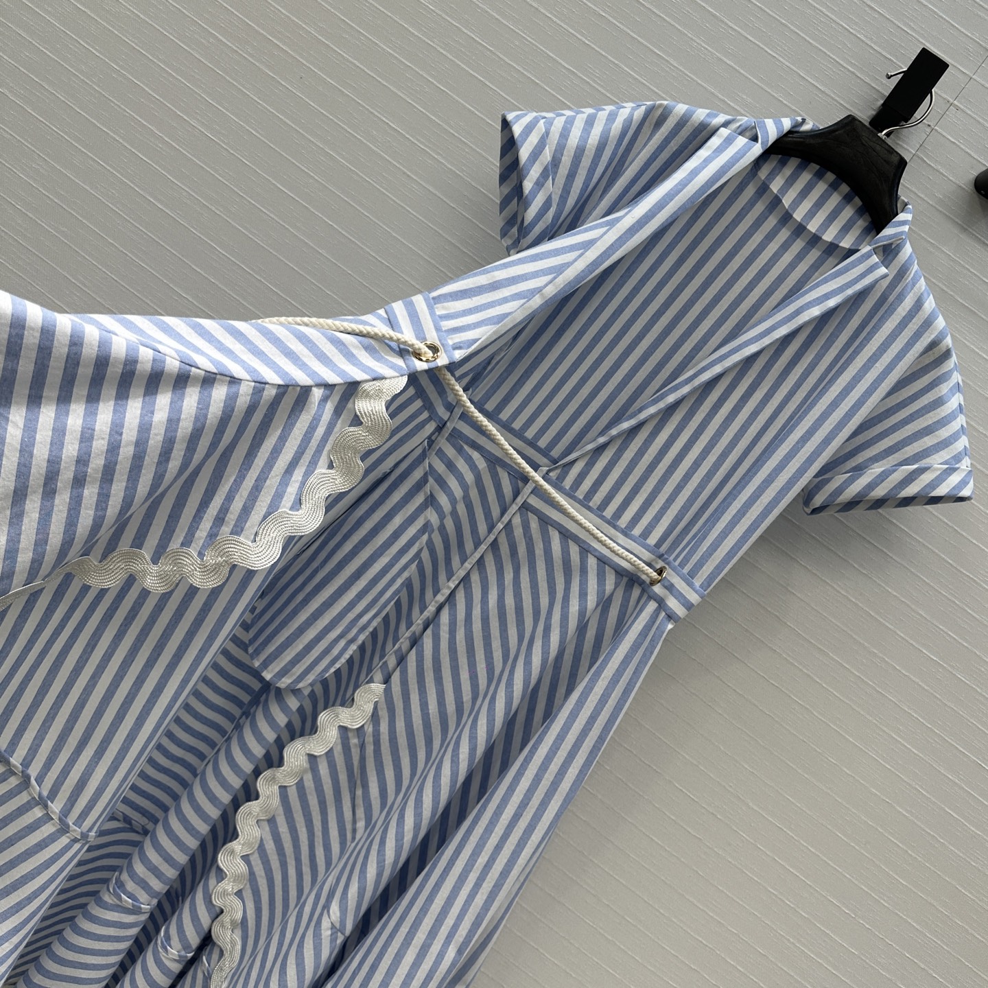 强烈推荐❤️LenalpoickeR 26早春新品蓝白竖条纹短袖棉麻连衣裙👗折边小翻领剪裁 腰部的金属扣