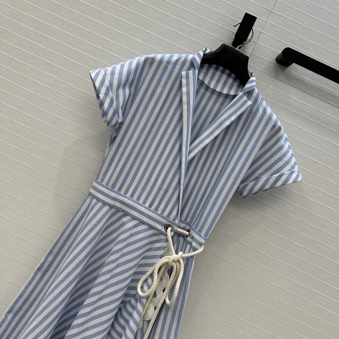 强烈推荐❤️LenalpoickeR 26早春新品蓝白竖条纹短袖棉麻连衣裙👗折边小翻领剪裁 腰部的金属扣