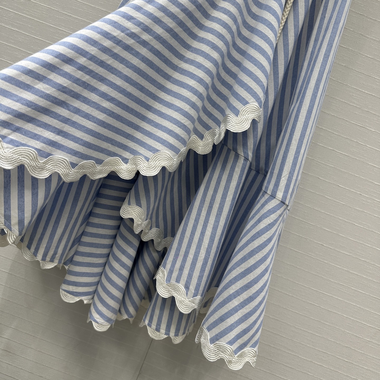 强烈推荐❤️LenalpoickeR 26早春新品蓝白竖条纹短袖棉麻连衣裙👗折边小翻领剪裁 腰部的金属扣