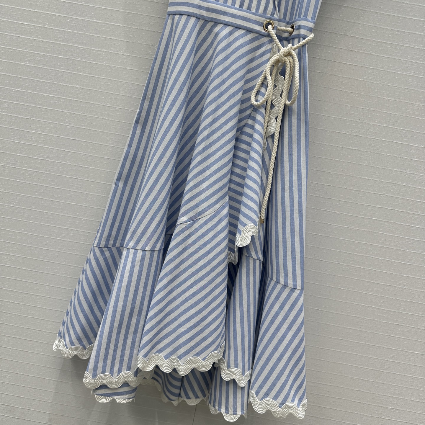 强烈推荐❤️LenalpoickeR 26早春新品蓝白竖条纹短袖棉麻连衣裙👗折边小翻领剪裁 腰部的金属扣