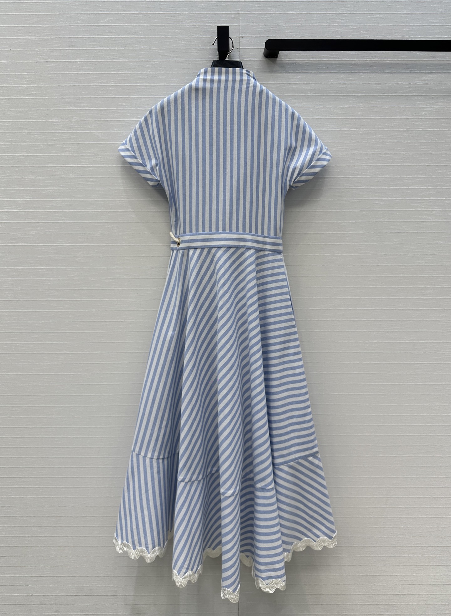 强烈推荐❤️LenalpoickeR 26早春新品蓝白竖条纹短袖棉麻连衣裙👗折边小翻领剪裁 腰部的金属扣