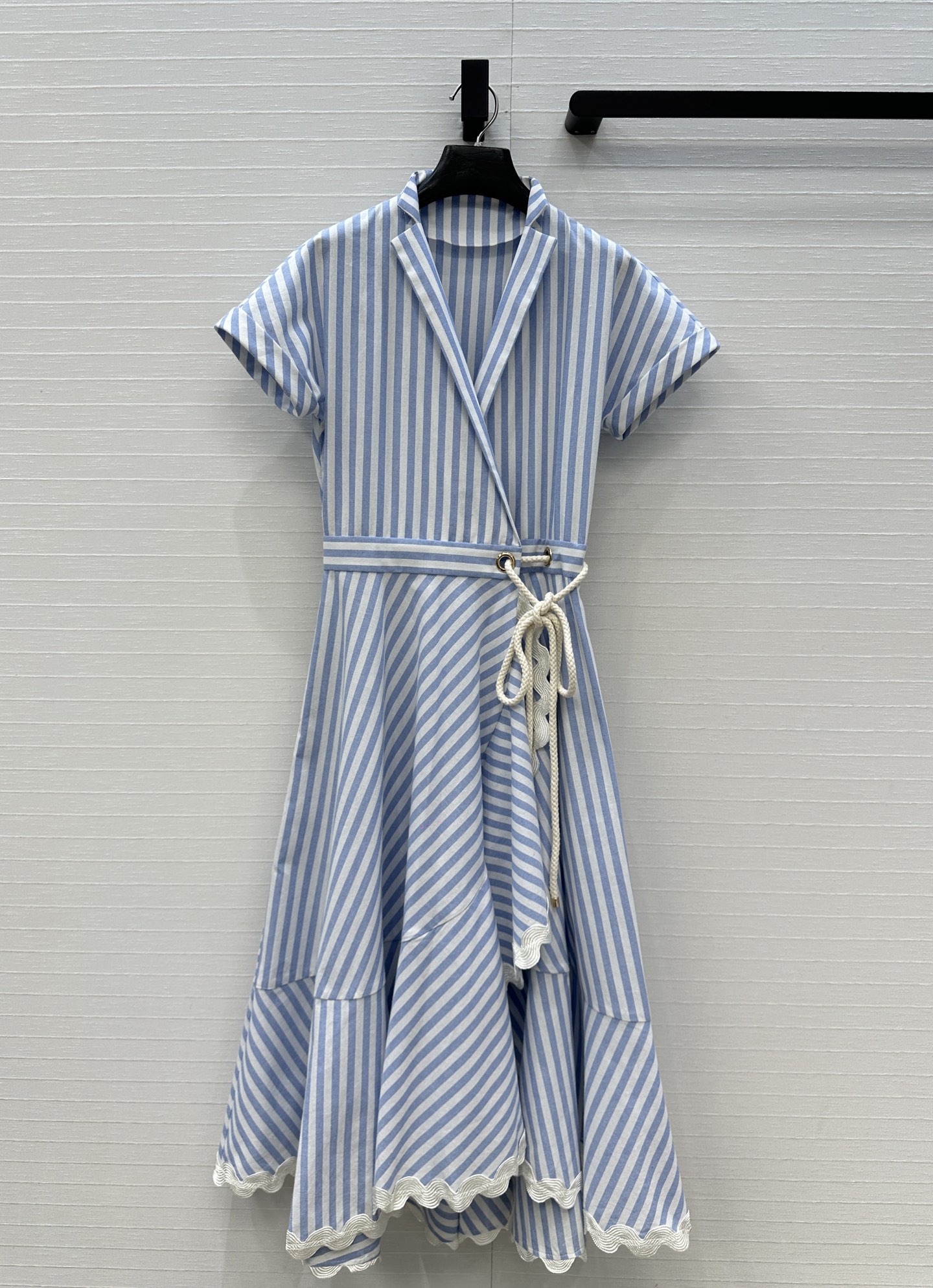 强烈推荐❤️LenalpoickeR 26早春新品蓝白竖条纹短袖棉麻连衣裙👗折边小翻领剪裁 腰部的金属扣