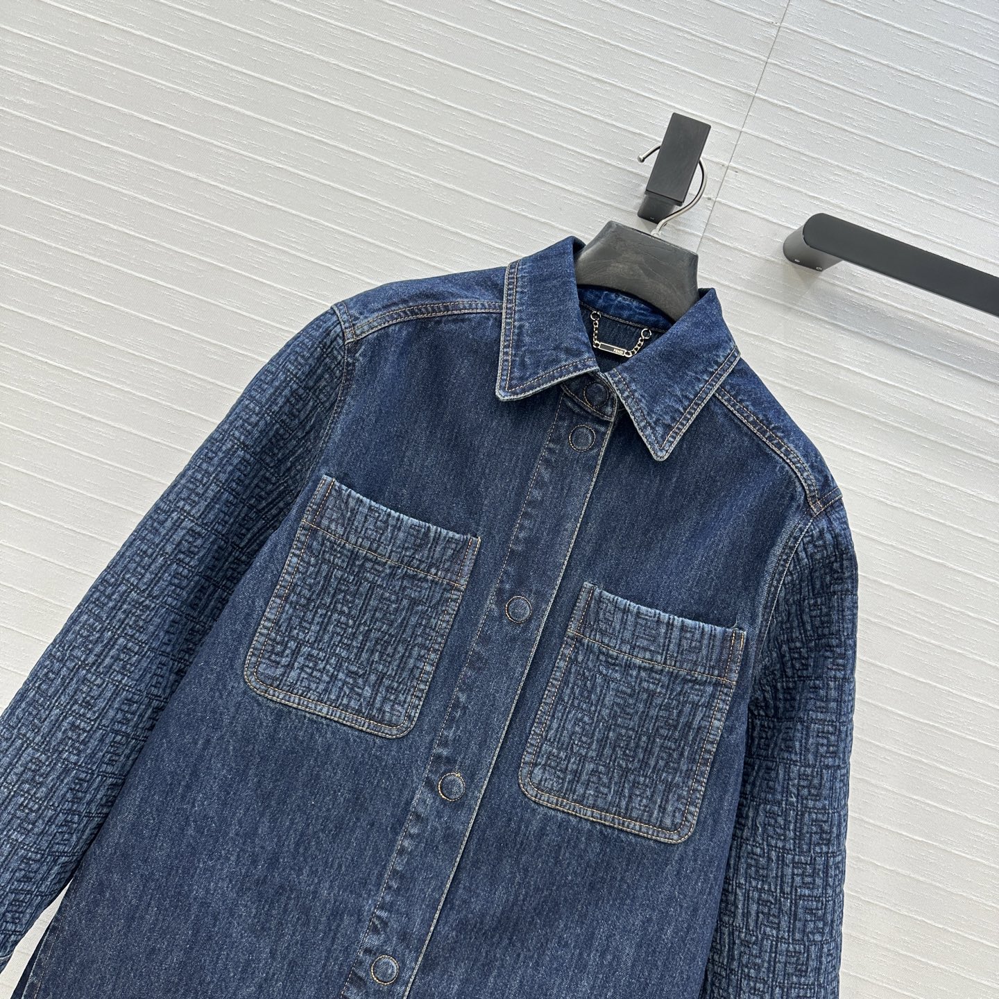高端品质，爆单推荐❤️F新品，衬式牛仔外套！绗缝暗纹刺绣拼接复古深蓝水洗丹宁面料，宽松男友风廓形超显随性