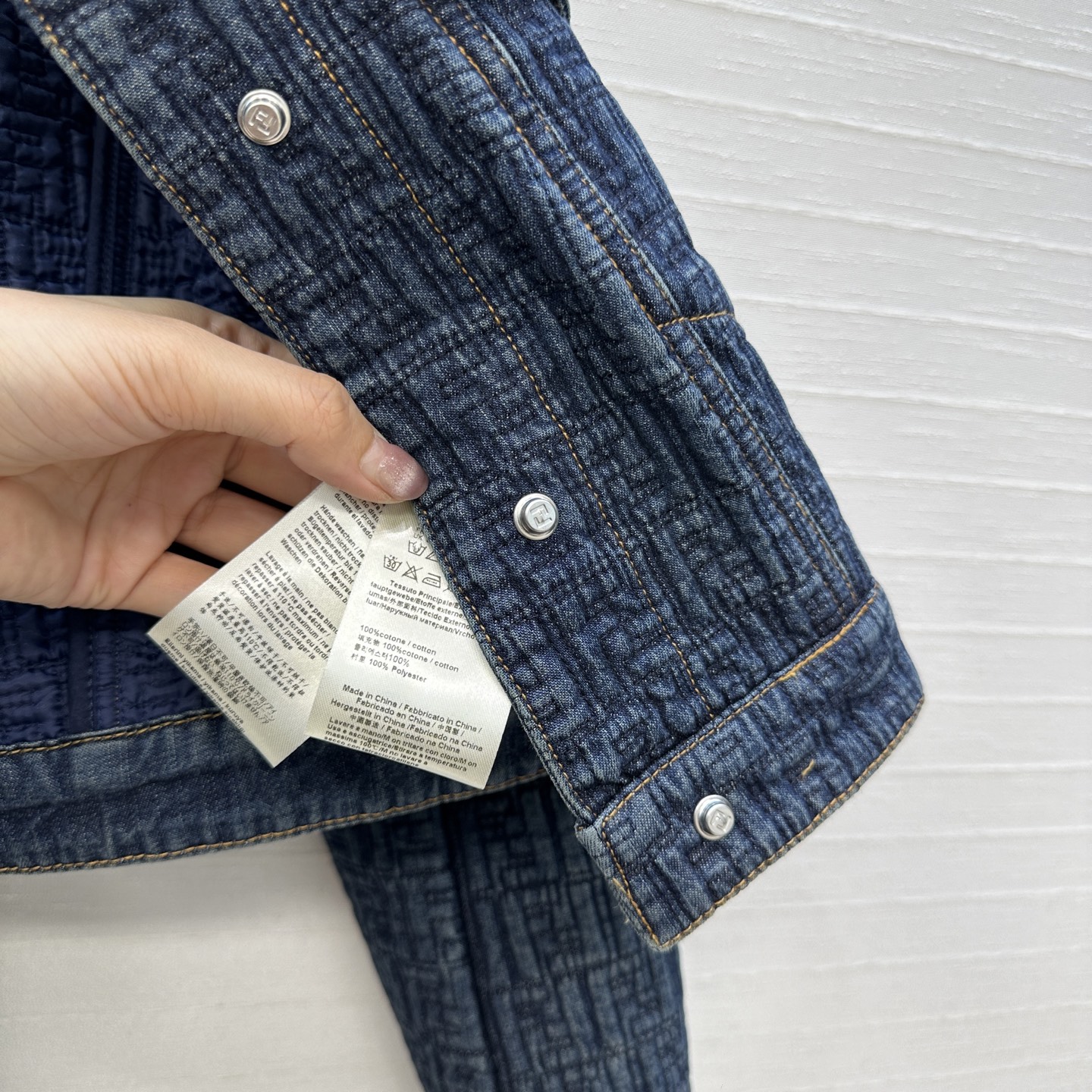 高端品质，爆单推荐❤️F新品，短款牛仔夹克外套！绗缝间棉暗纹刺绣复古深蓝水洗丹宁面料，短款剪裁版型随性上