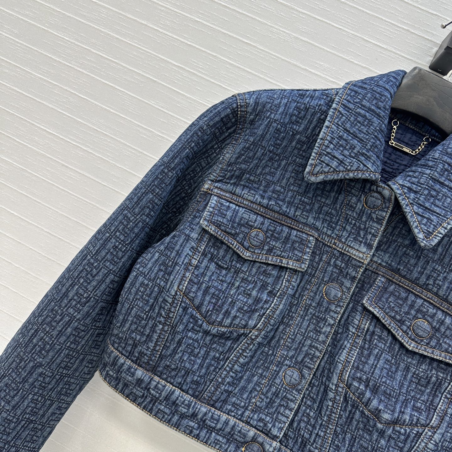 高端品质，爆单推荐❤️F新品，短款牛仔夹克外套！绗缝间棉暗纹刺绣复古深蓝水洗丹宁面料，短款剪裁版型随性上