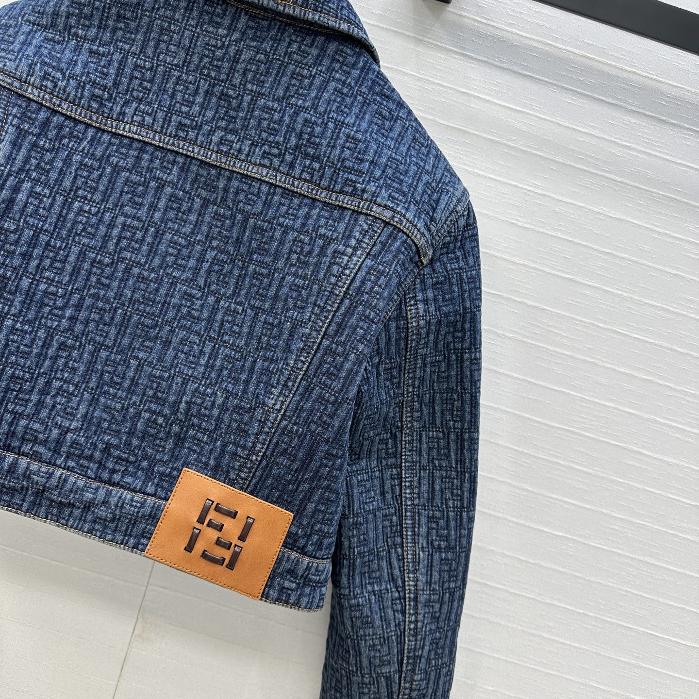 高端品质，爆单推荐❤️F新品，短款牛仔夹克外套！绗缝间棉暗纹刺绣复古深蓝水洗丹宁面料，短款剪裁版型随性上