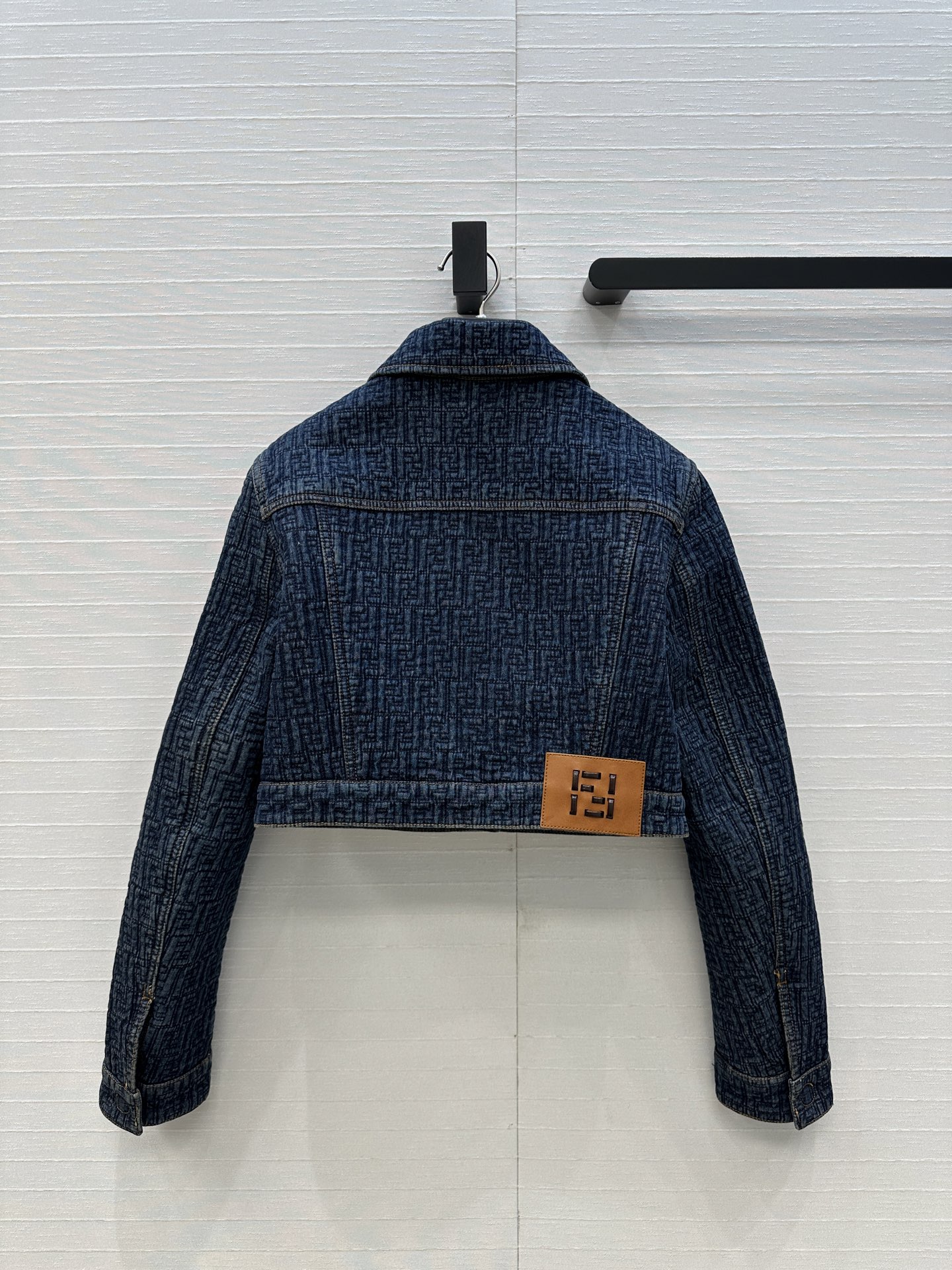 高端品质，爆单推荐❤️F新品，短款牛仔夹克外套！绗缝间棉暗纹刺绣复古深蓝水洗丹宁面料，短款剪裁版型随性上