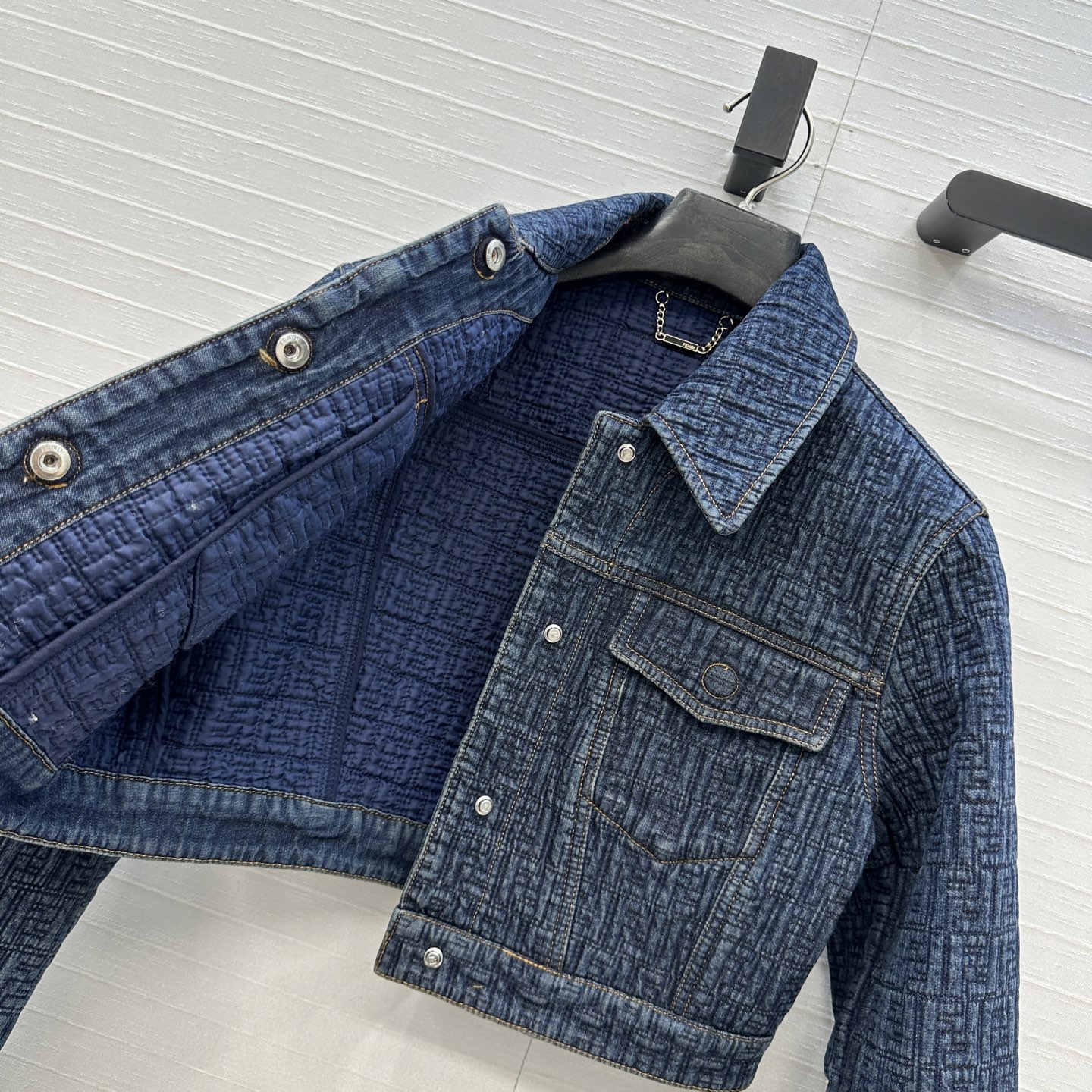 高端品质，爆单推荐❤️F新品，短款牛仔夹克外套！绗缝间棉暗纹刺绣复古深蓝水洗丹宁面料，短款剪裁版型随性上