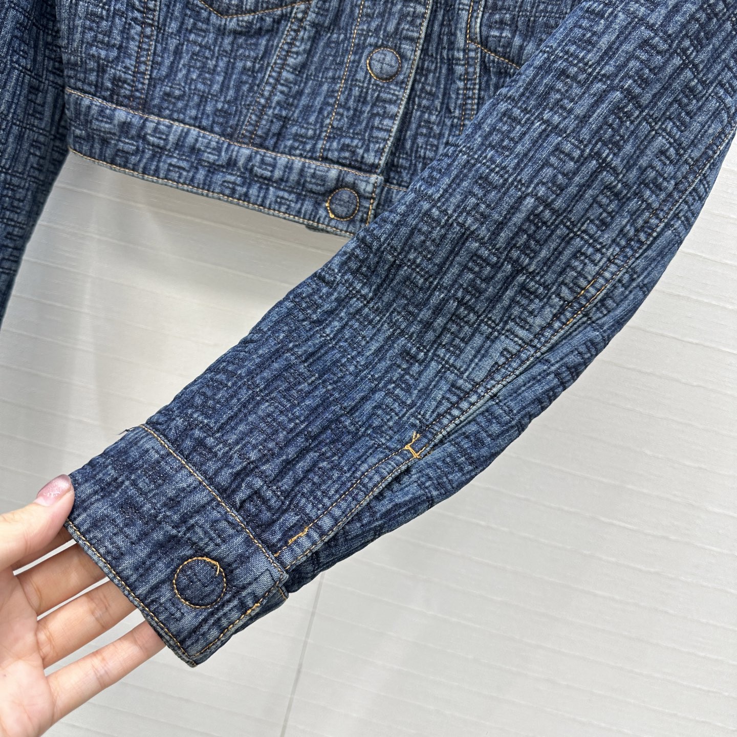 高端品质，爆单推荐❤️F新品，短款牛仔夹克外套！绗缝间棉暗纹刺绣复古深蓝水洗丹宁面料，短款剪裁版型随性上