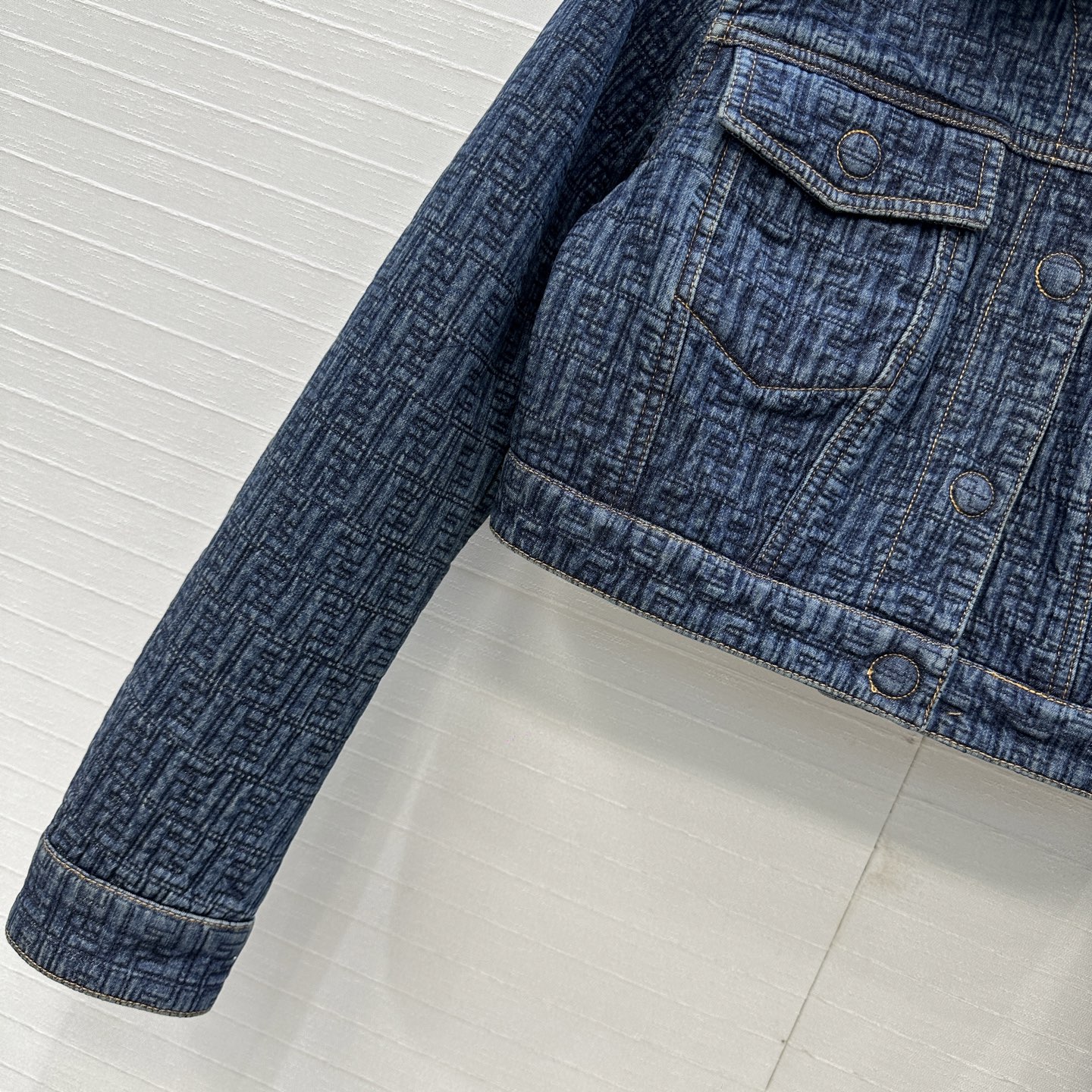 高端品质，爆单推荐❤️F新品，短款牛仔夹克外套！绗缝间棉暗纹刺绣复古深蓝水洗丹宁面料，短款剪裁版型随性上