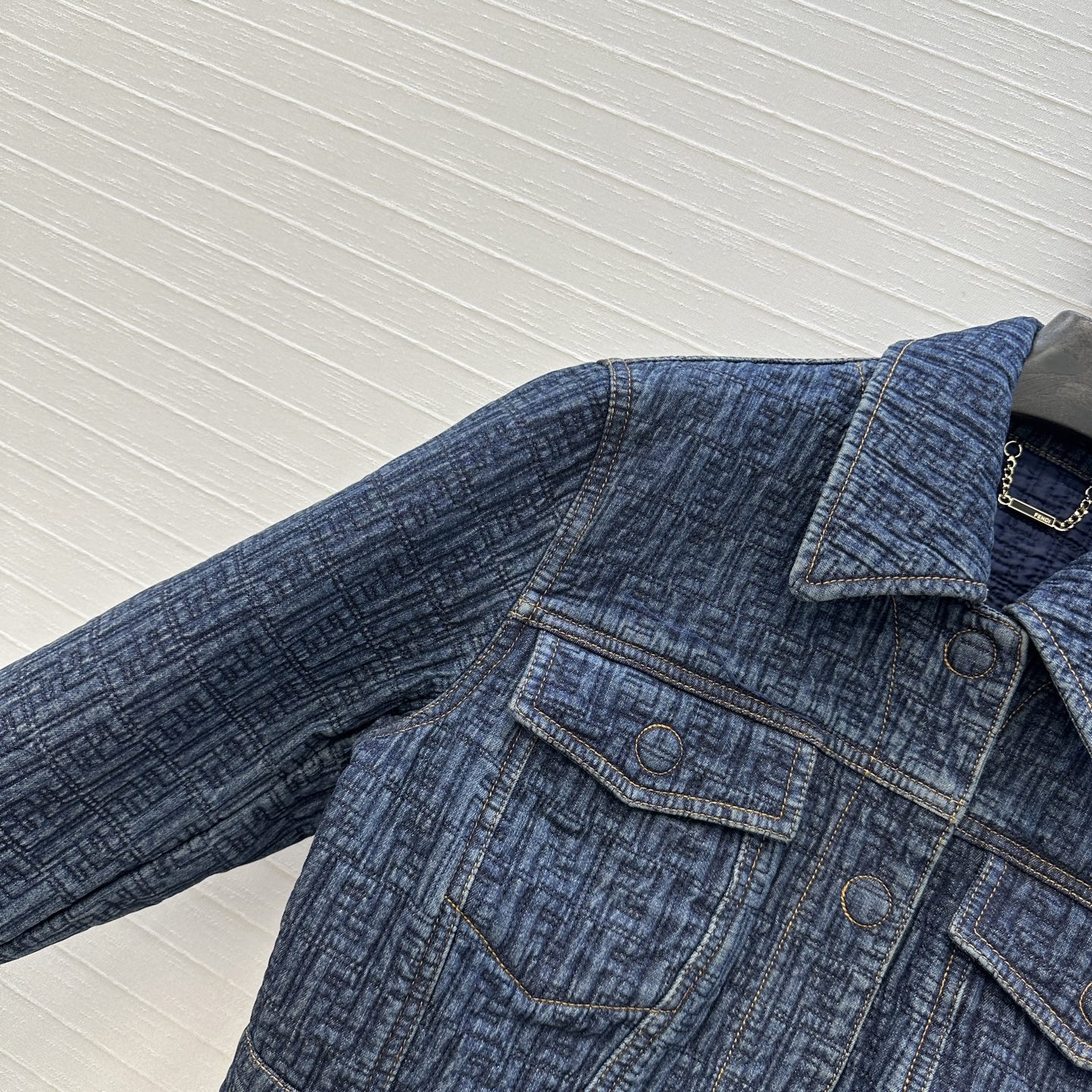 高端品质，爆单推荐❤️F新品，短款牛仔夹克外套！绗缝间棉暗纹刺绣复古深蓝水洗丹宁面料，短款剪裁版型随性上