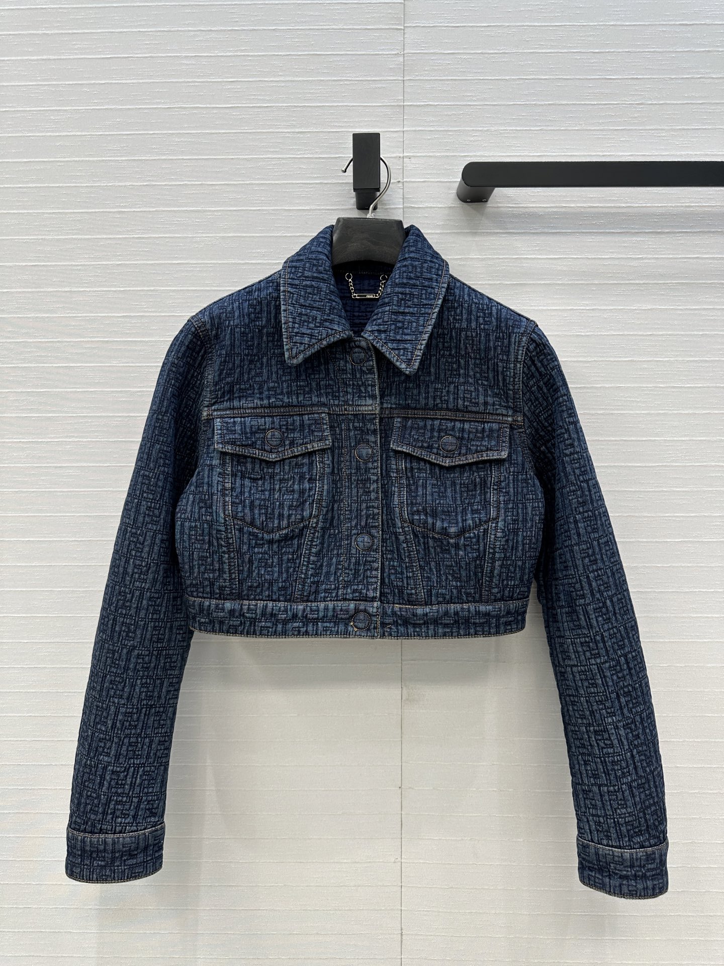 高端品质，爆单推荐❤️F新品，短款牛仔夹克外套！绗缝间棉暗纹刺绣复古深蓝水洗丹宁面料，短款剪裁版型随性上
