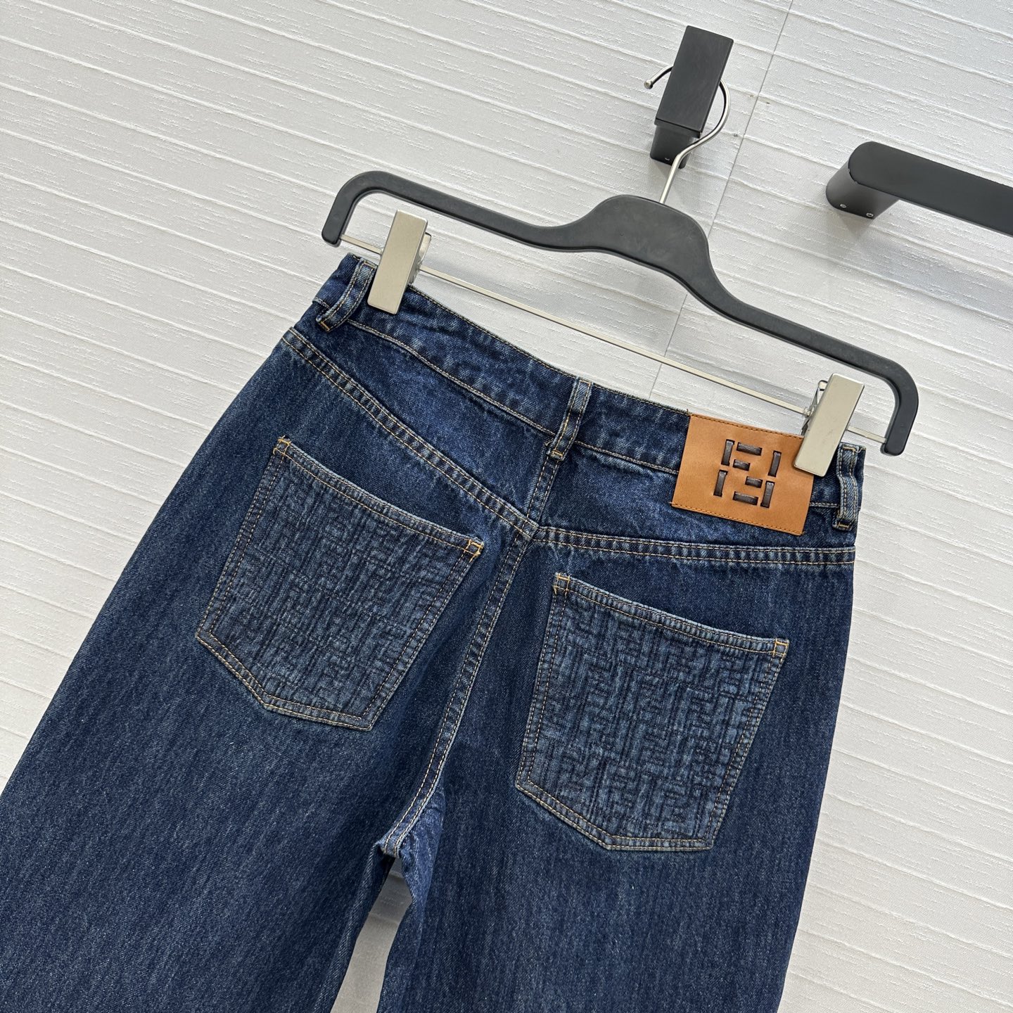 高端品质，爆单推荐❤️F新品牛仔直筒裤！绗缝暗纹刺绣拼接复古深蓝水洗丹宁面料，经典基础版型上身巨显瘦又百