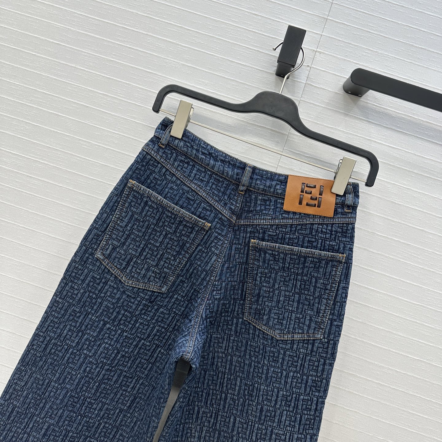 高端品质，爆单推荐❤️F新品复古牛仔直筒裤！绗缝暗纹刺绣水洗丹宁面料手感厚实，经典基础版型上身巨显瘦又百