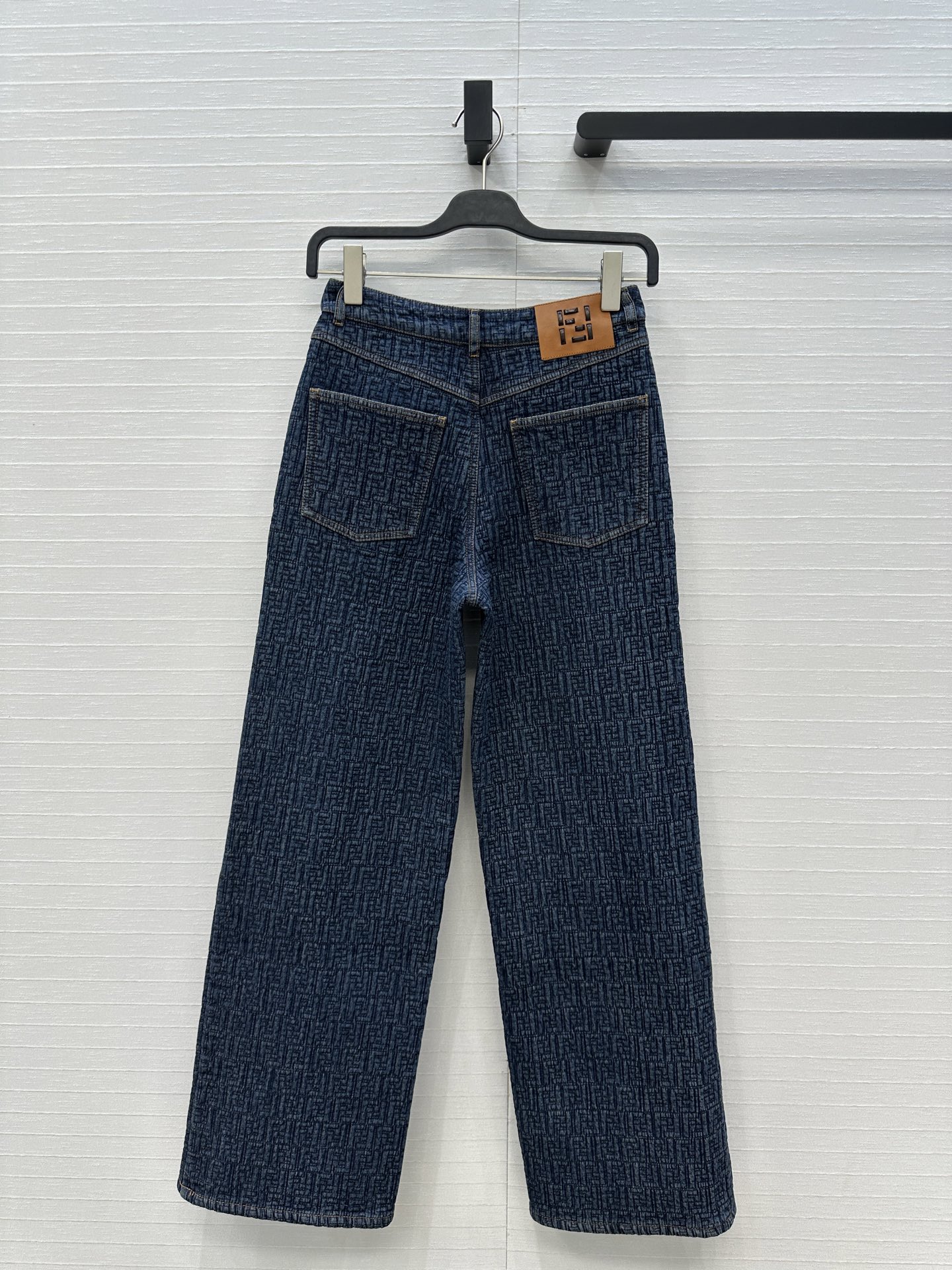 高端品质，爆单推荐❤️F新品复古牛仔直筒裤！绗缝暗纹刺绣水洗丹宁面料手感厚实，经典基础版型上身巨显瘦又百