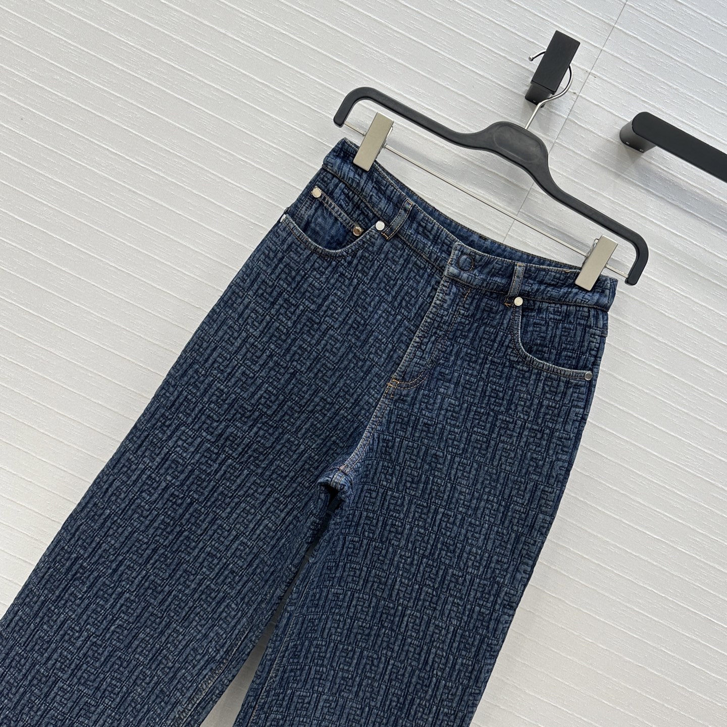 高端品质，爆单推荐❤️F新品复古牛仔直筒裤！绗缝暗纹刺绣水洗丹宁面料手感厚实，经典基础版型上身巨显瘦又百