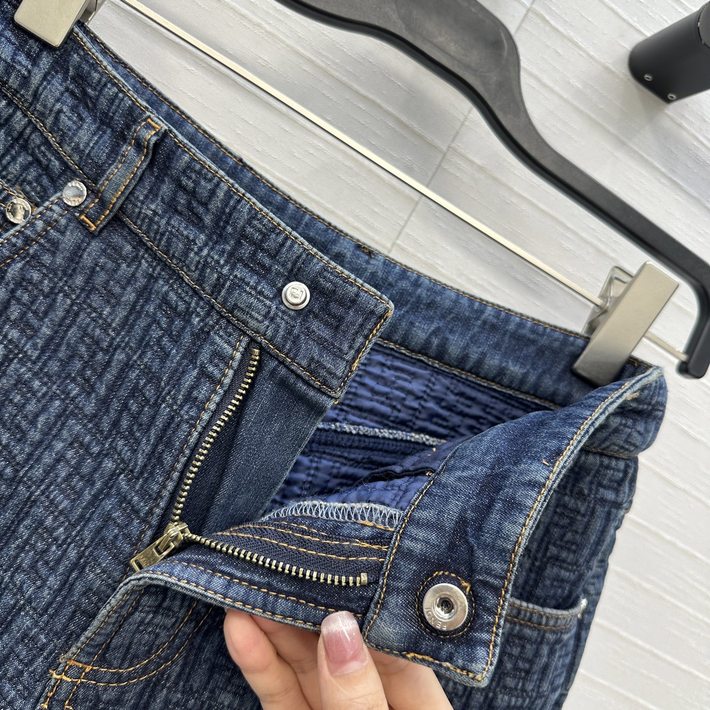 高端品质，爆单推荐❤️F新品复古牛仔直筒裤！绗缝暗纹刺绣水洗丹宁面料手感厚实，经典基础版型上身巨显瘦又百