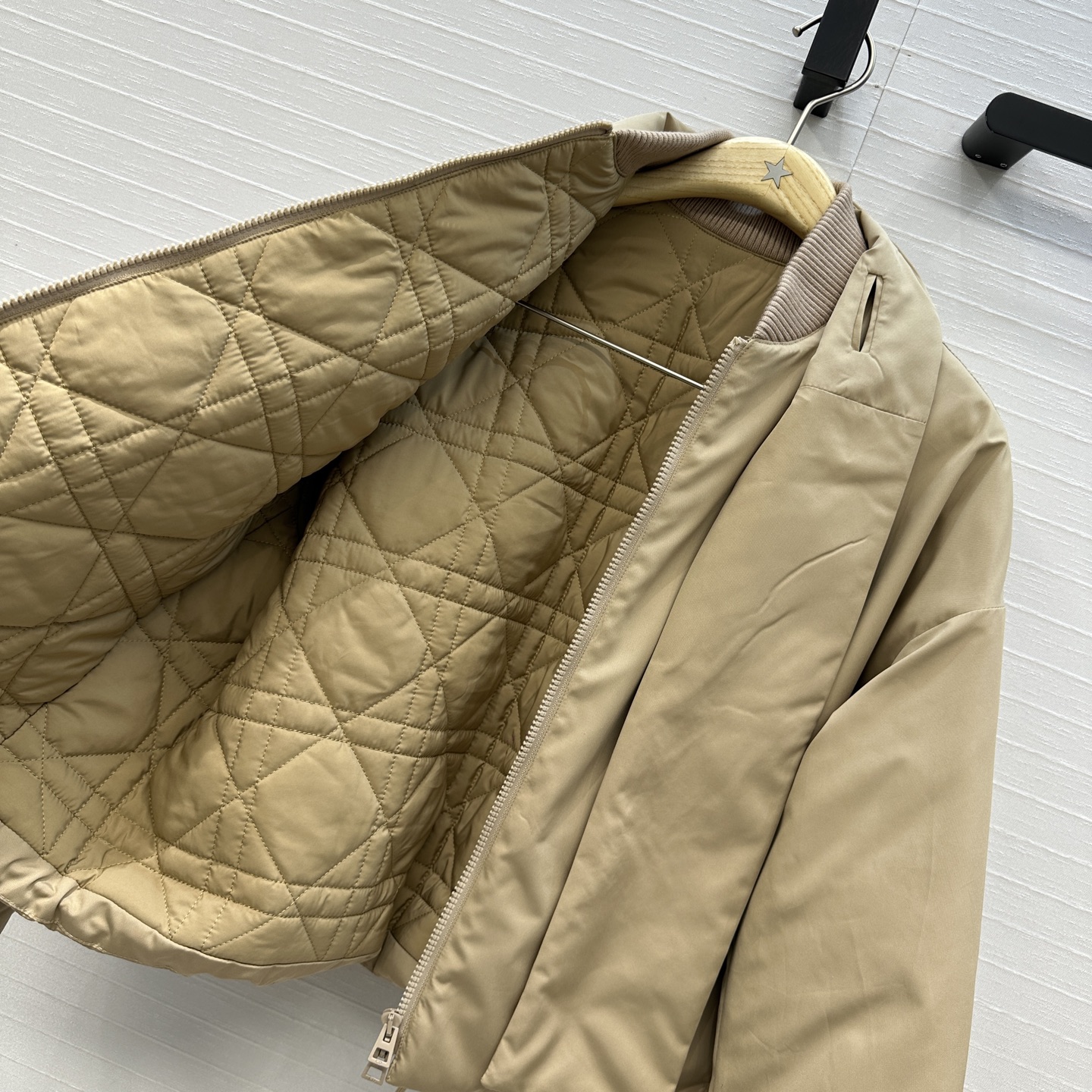 强烈推荐❤️D*新品 衍缝棉服风衣外套！自带可拆卸围巾，保暖又时髦，宽松短款剪裁显高显瘦，轻松拉长身材比