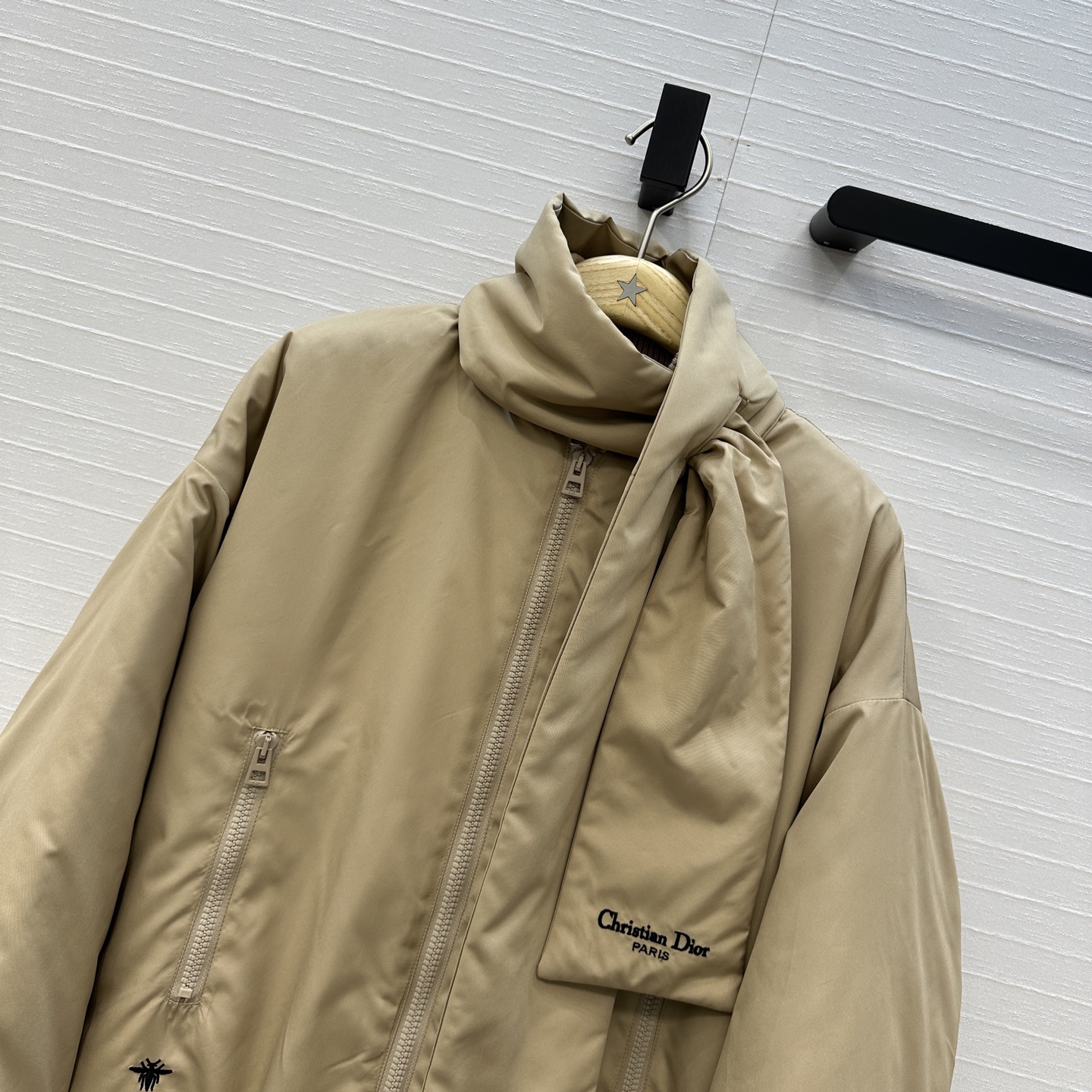 强烈推荐❤️D*新品 衍缝棉服风衣外套！自带可拆卸围巾，保暖又时髦，宽松短款剪裁显高显瘦，轻松拉长身材比