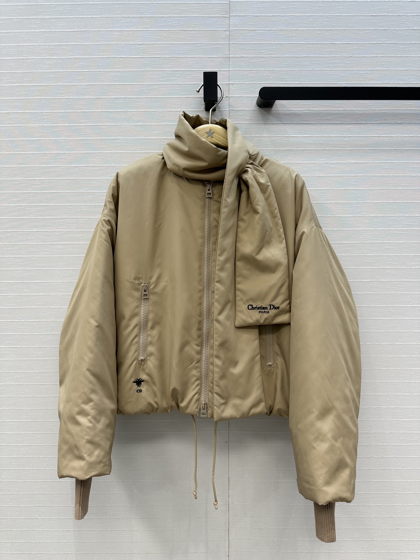 强烈推荐❤️D*新品 衍缝棉服风衣外套！自带可拆卸围巾，保暖又时髦，宽松短款剪裁显高显瘦，轻松拉长身材比