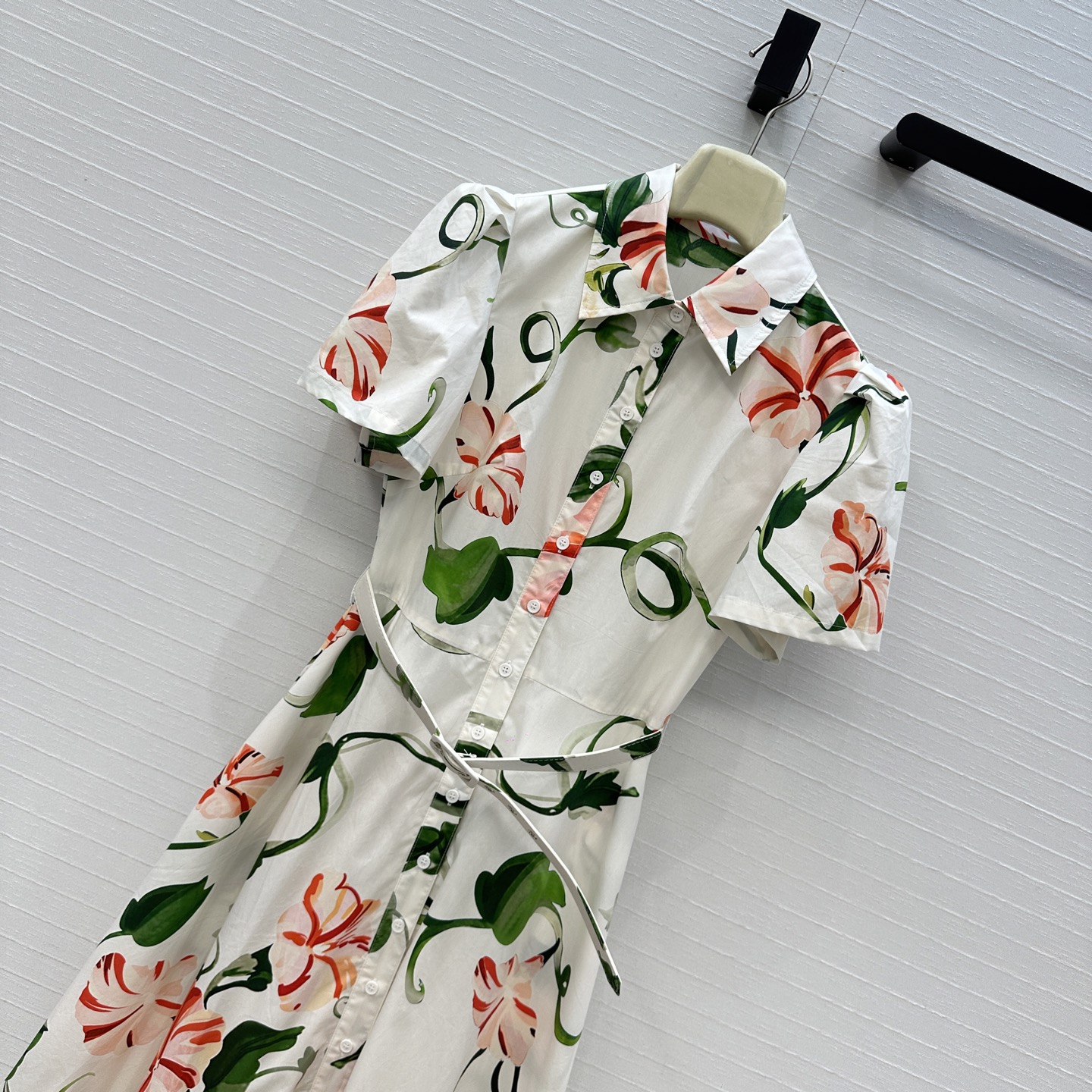 强烈推荐❤️Leo&Lin26春夏新款 花卉印花衬领连衣裙👗，褶边泡泡短袖 搭配同系列腰带提升腰线，下摆