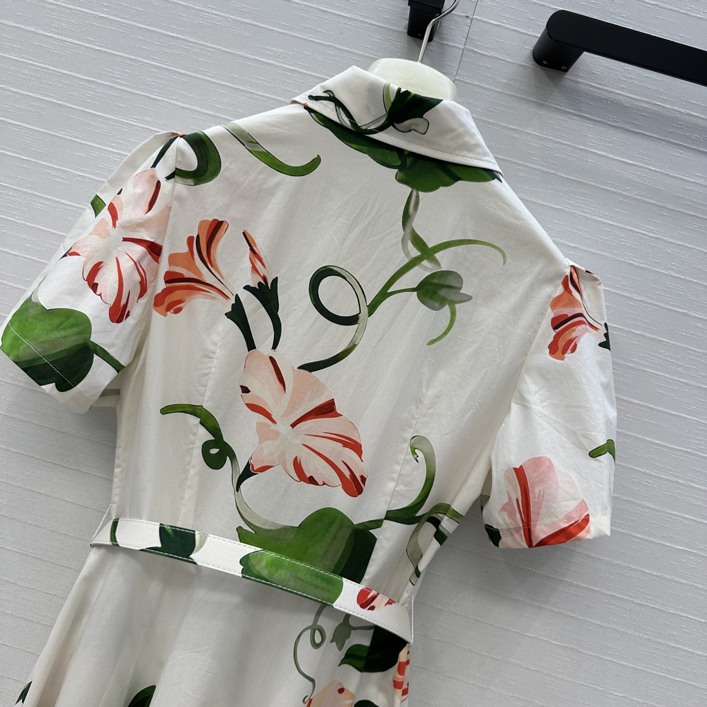 强烈推荐❤️Leo&Lin26春夏新款 花卉印花衬领连衣裙👗，褶边泡泡短袖 搭配同系列腰带提升腰线，下摆