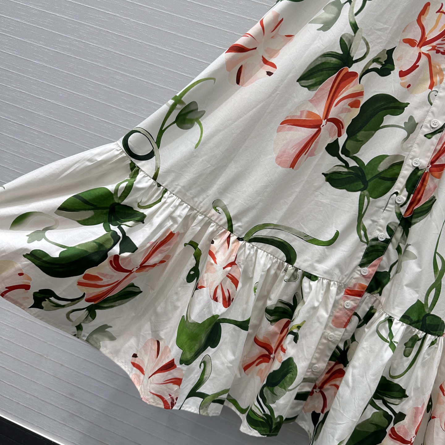 强烈推荐❤️Leo&Lin26春夏新款 花卉印花衬领连衣裙👗，褶边泡泡短袖 搭配同系列腰带提升腰线，下摆