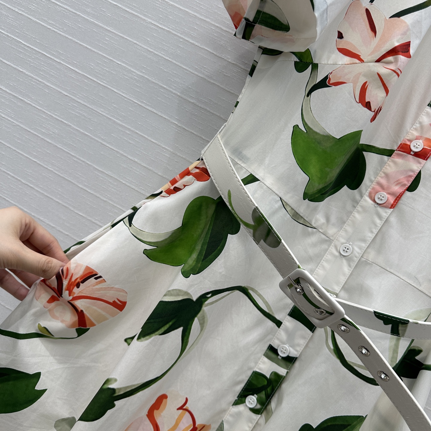 强烈推荐❤️Leo&Lin26春夏新款 花卉印花衬领连衣裙👗，褶边泡泡短袖 搭配同系列腰带提升腰线，下摆