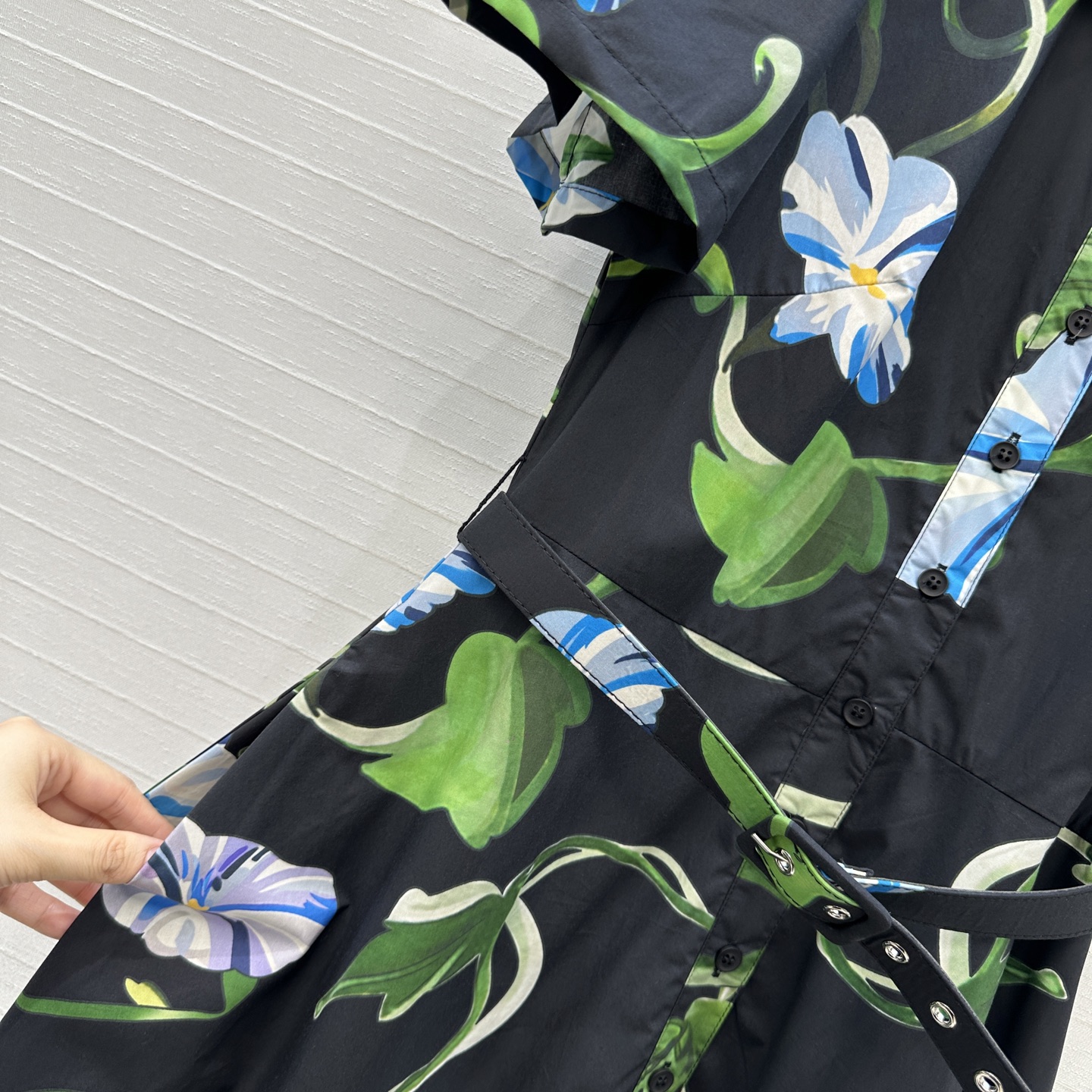 强烈推荐❤️Leo&Lin26春夏新款 花卉印花衬领连衣裙👗，褶边泡泡短袖 搭配同系列腰带提升腰线，下摆