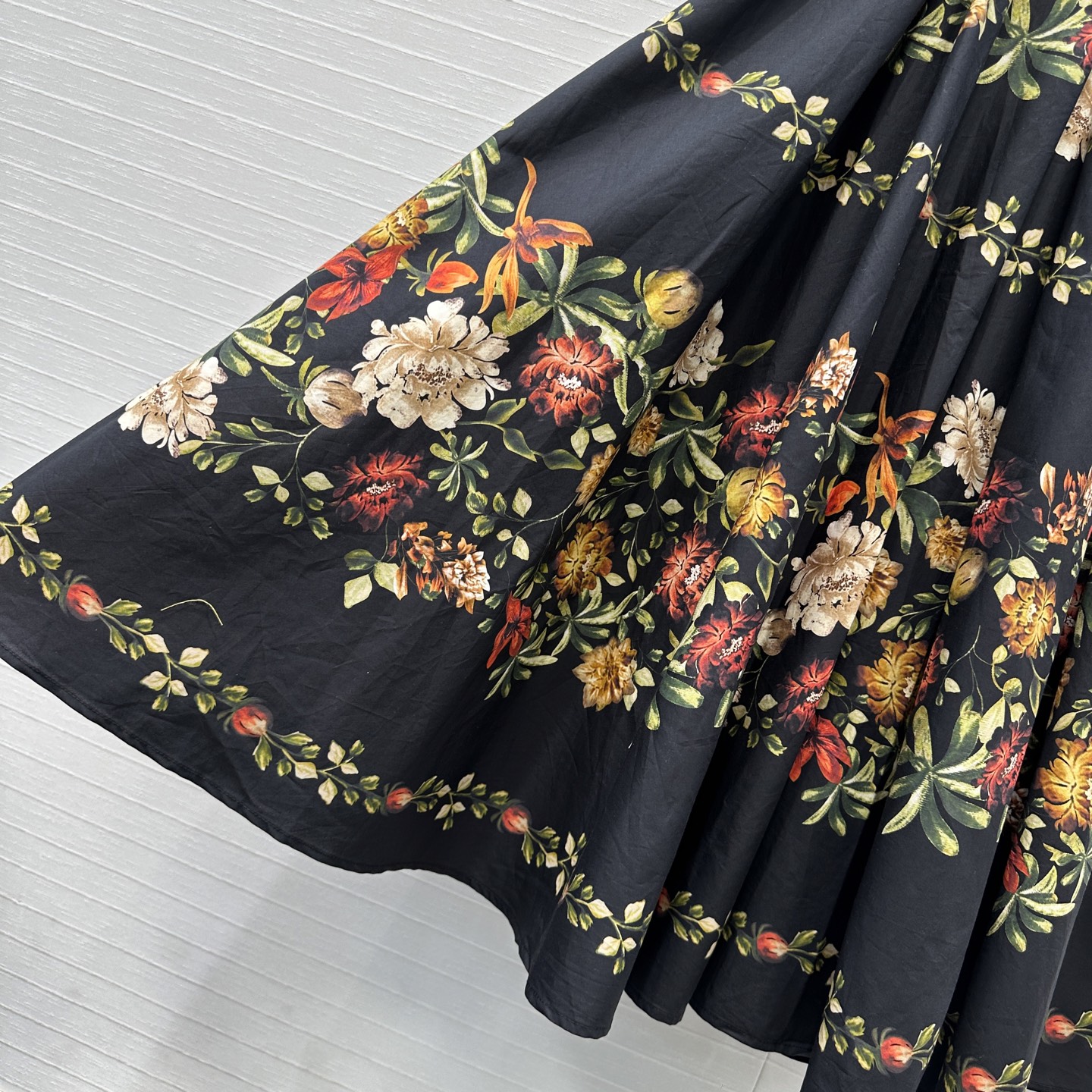 强烈推荐❤️Agua By Agua Bendita26度假新品黑色花卉吊带连衣裙，复古摩登的黑色繁花图