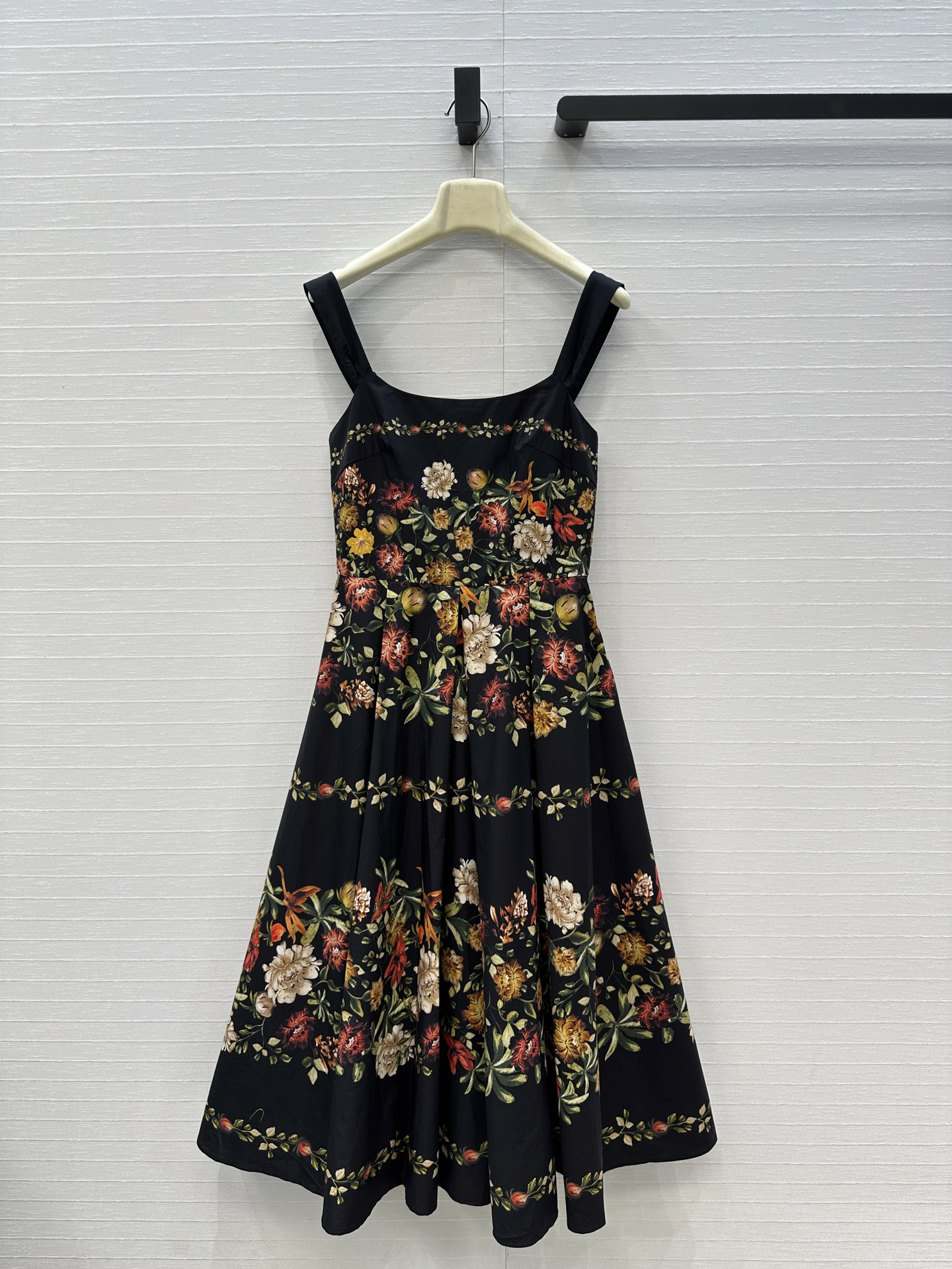 强烈推荐❤️Agua By Agua Bendita26度假新品黑色花卉吊带连衣裙，复古摩登的黑色繁花图