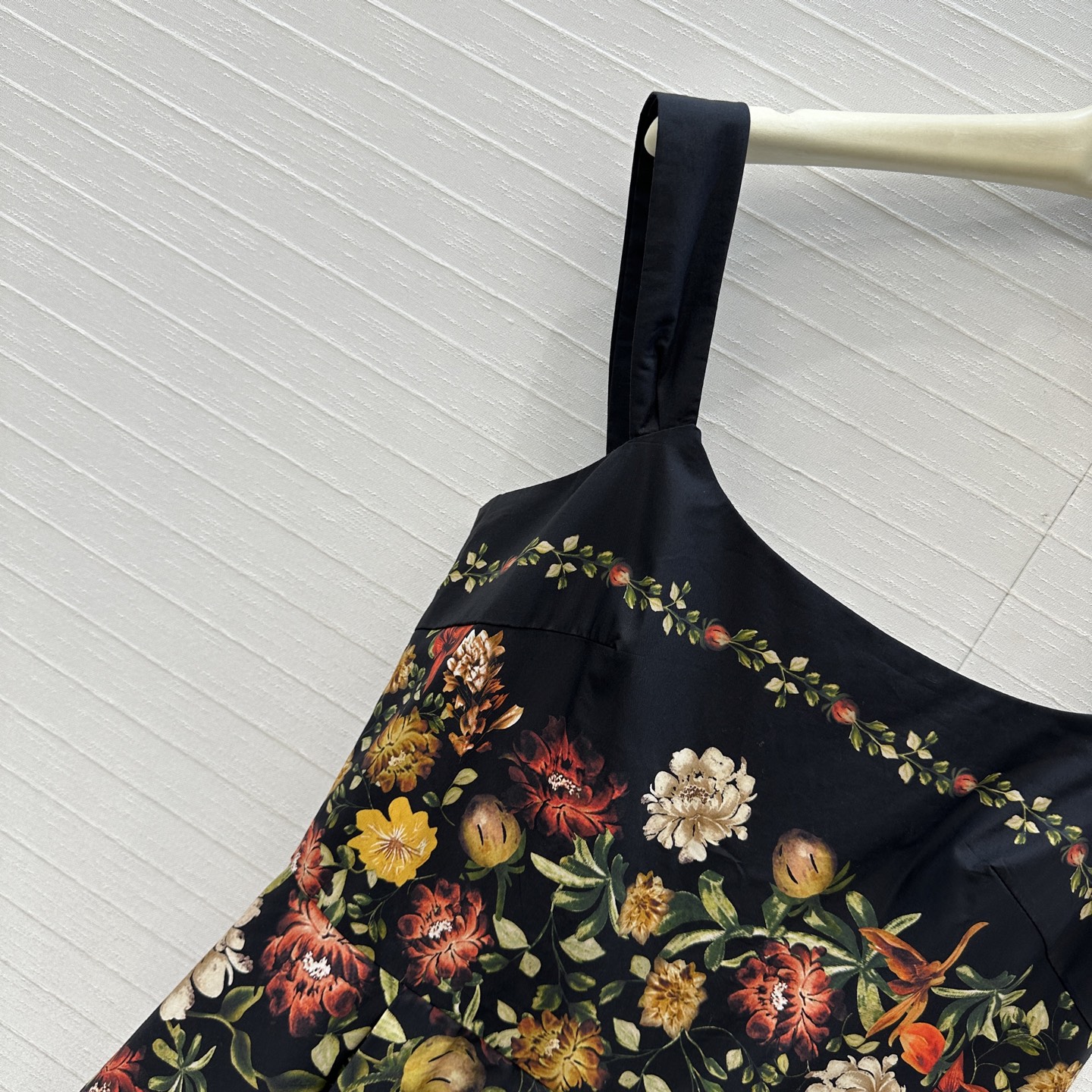 强烈推荐❤️Agua By Agua Bendita26度假新品黑色花卉吊带连衣裙，复古摩登的黑色繁花图