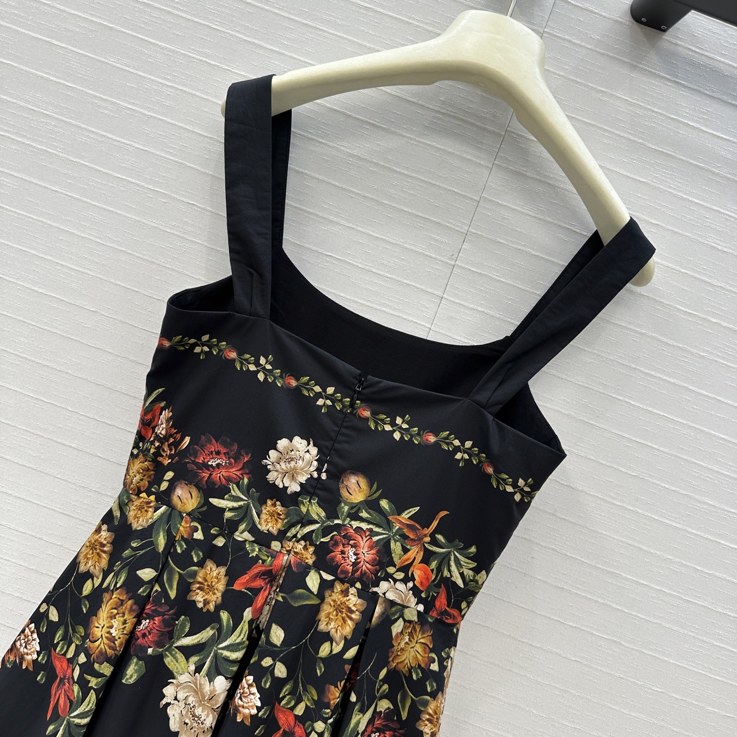 强烈推荐❤️Agua By Agua Bendita26度假新品黑色花卉吊带连衣裙，复古摩登的黑色繁花图