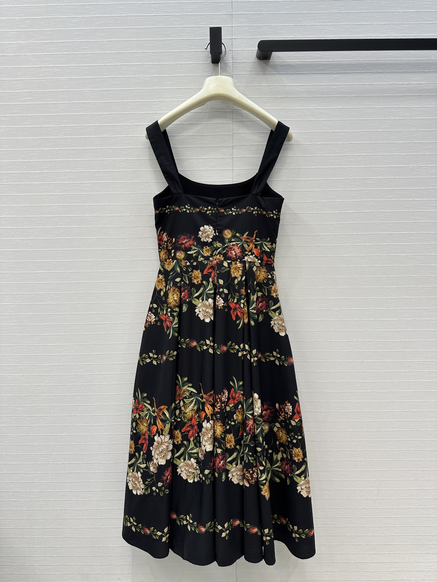 强烈推荐❤️Agua By Agua Bendita26度假新品黑色花卉吊带连衣裙，复古摩登的黑色繁花图