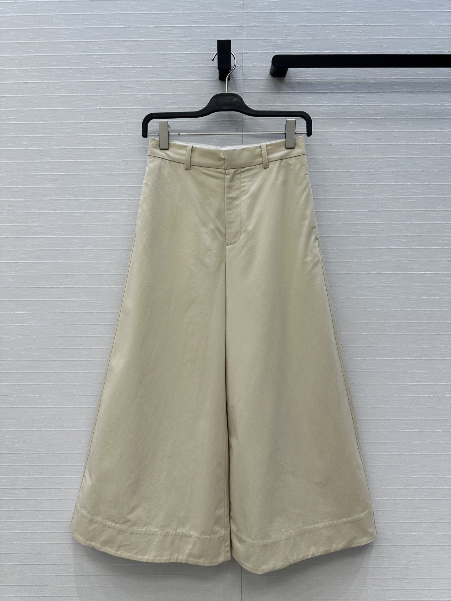 强烈推荐❤️Bv新品高智感简洁穿搭日常通勤风，宽松休闲阔腿裤，大A摆剪裁不挑人版型演绎随性优雅的高级感！