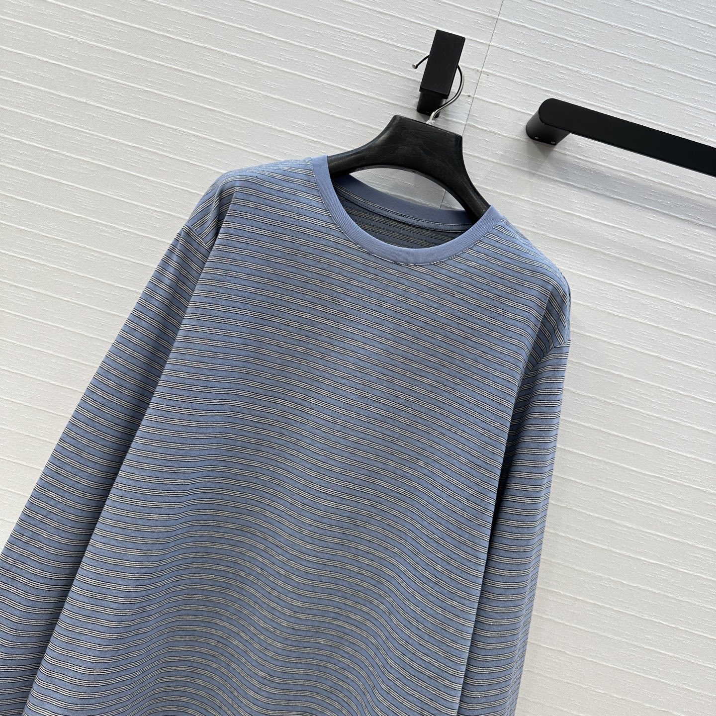 爆款必入，Row风细条纹圆领棉质打底衫，清新简约的条纹配色百搭不挑人；极简风招牌宽松版型，轻松打造松弛纸