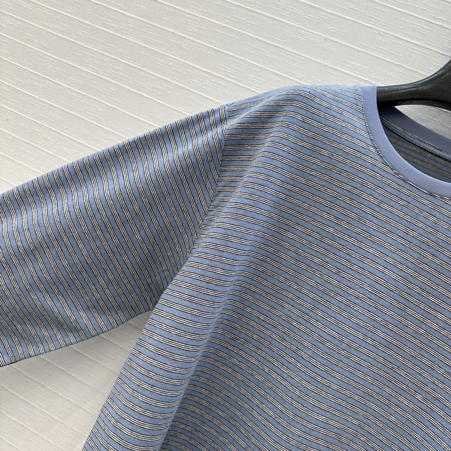 爆款必入，Row风细条纹圆领棉质打底衫，清新简约的条纹配色百搭不挑人；极简风招牌宽松版型，轻松打造松弛纸