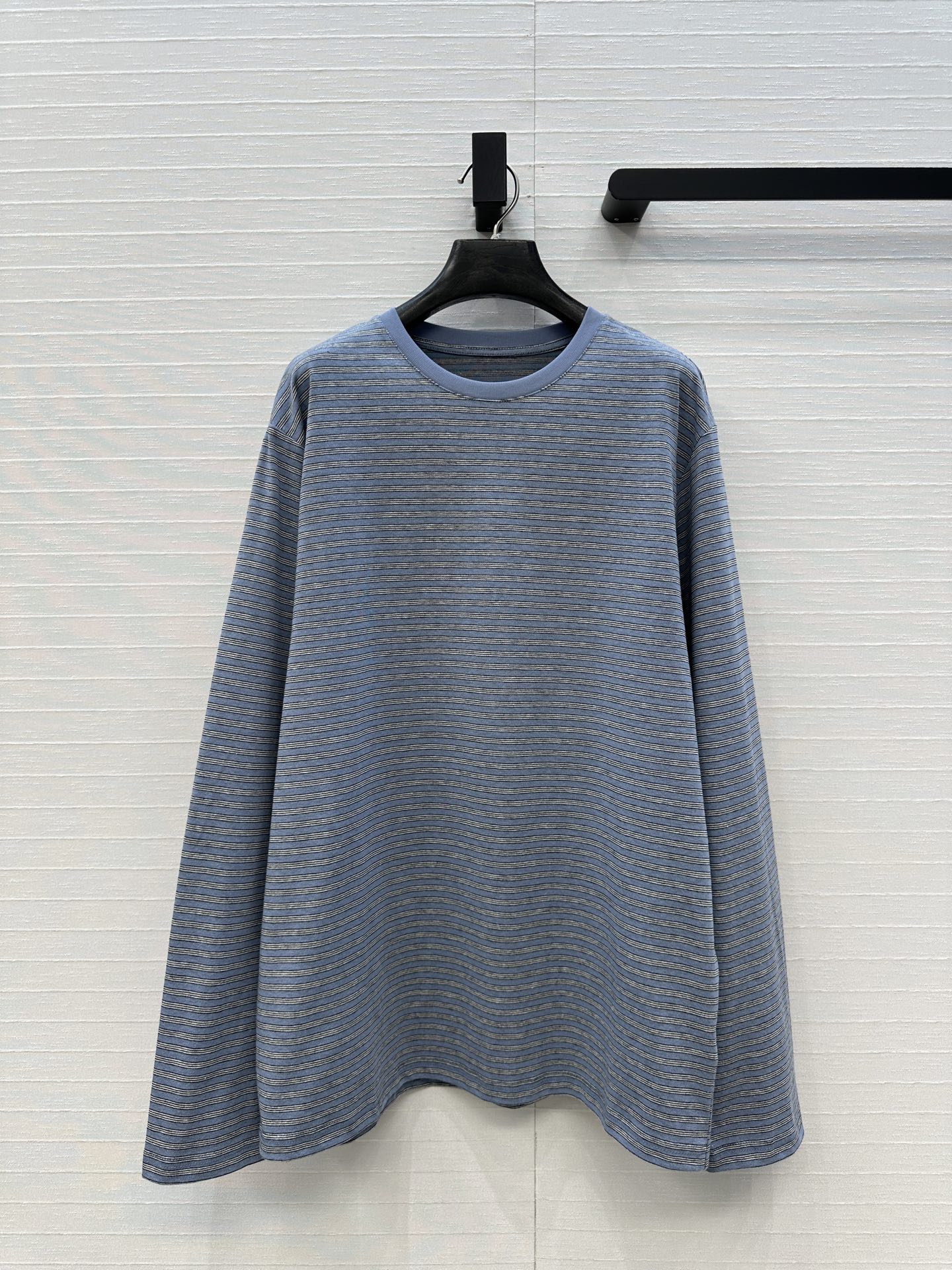 爆款必入，Row风细条纹圆领棉质打底衫，清新简约的条纹配色百搭不挑人；极简风招牌宽松版型，轻松打造松弛纸