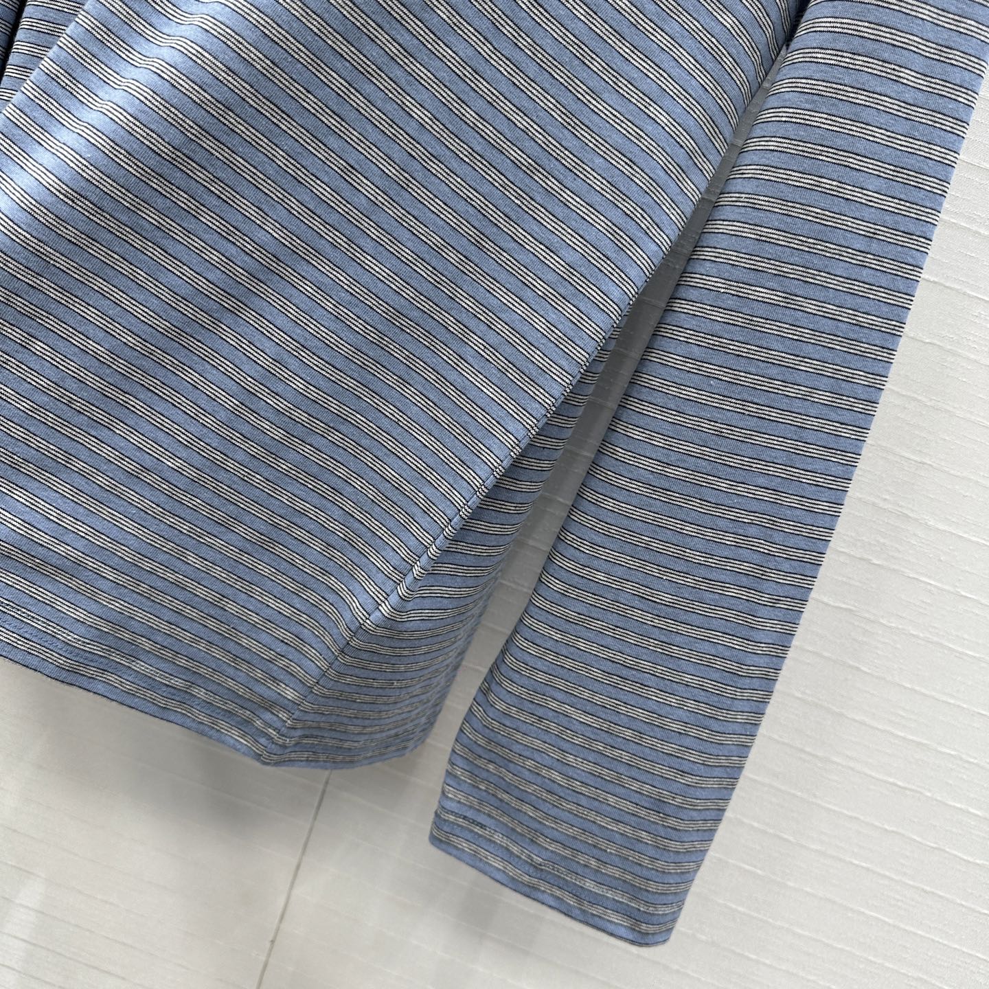 爆款必入，Row风细条纹圆领棉质打底衫，清新简约的条纹配色百搭不挑人；极简风招牌宽松版型，轻松打造松弛纸