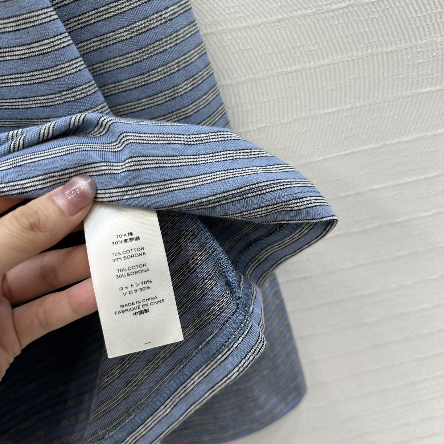 爆款必入，Row风细条纹圆领棉质打底衫，清新简约的条纹配色百搭不挑人；极简风招牌宽松版型，轻松打造松弛纸