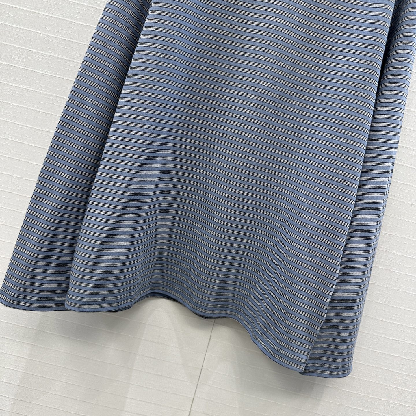 爆款必入，Row风细条纹圆领棉质打底衫，清新简约的条纹配色百搭不挑人；极简风招牌宽松版型，轻松打造松弛纸