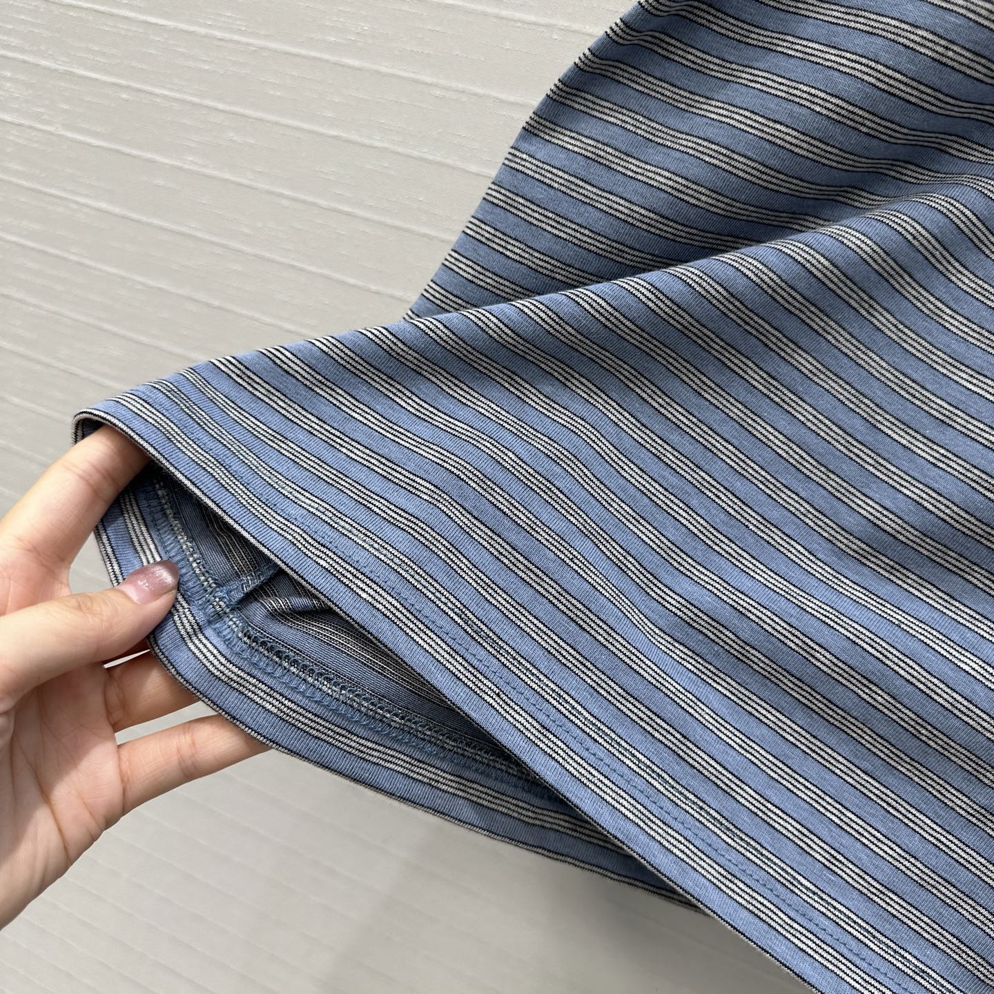 爆款必入，Row风细条纹圆领棉质打底衫，清新简约的条纹配色百搭不挑人；极简风招牌宽松版型，轻松打造松弛纸