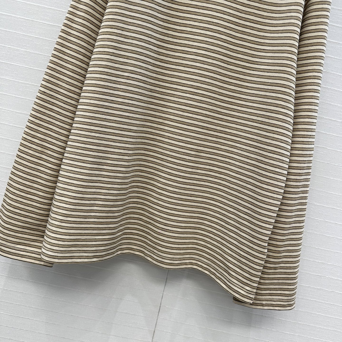 爆款必入，Row风细条纹圆领棉质打底衫，清新简约的条纹配色百搭不挑人；极简风招牌宽松版型，轻松打造松弛纸