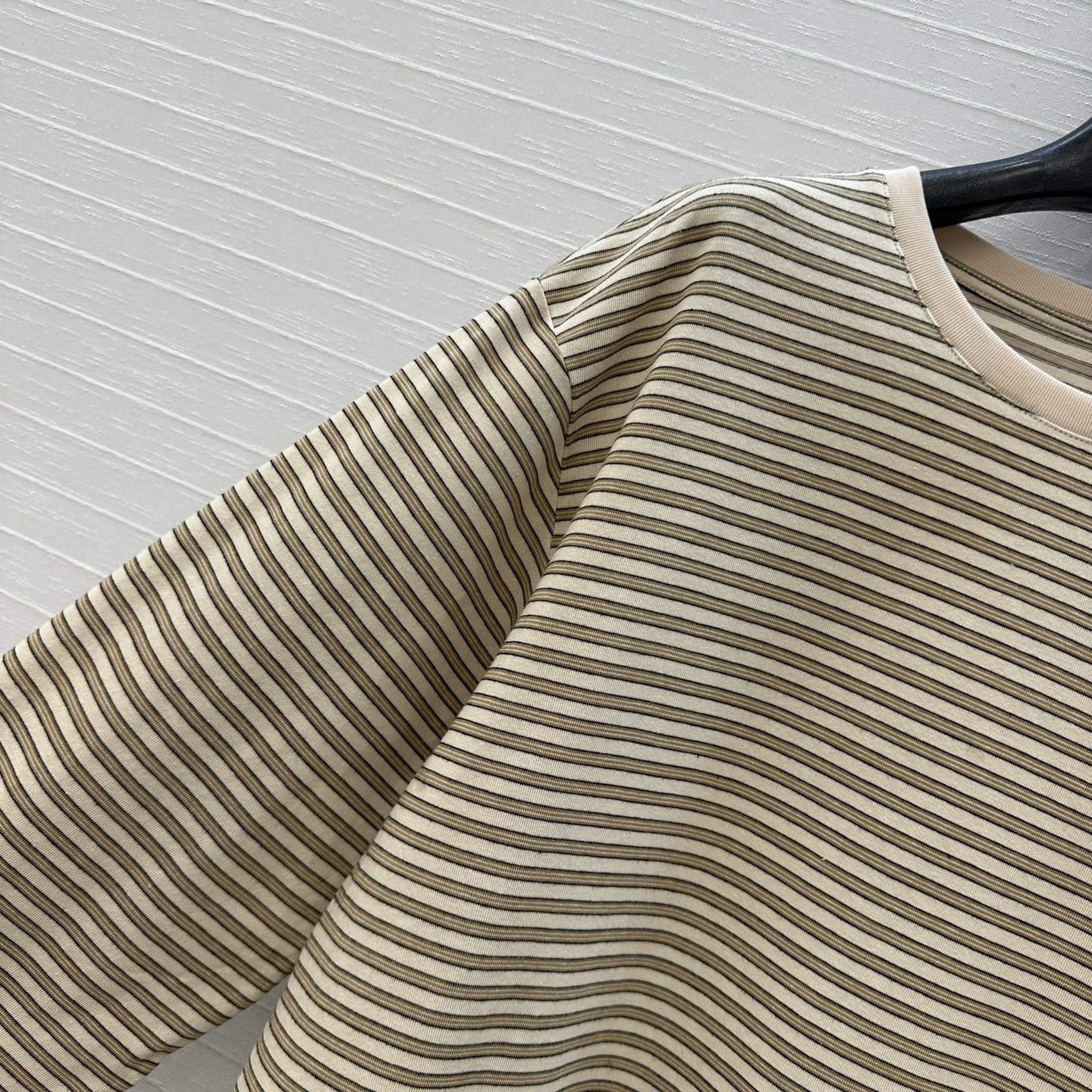 爆款必入，Row风细条纹圆领棉质打底衫，清新简约的条纹配色百搭不挑人；极简风招牌宽松版型，轻松打造松弛纸