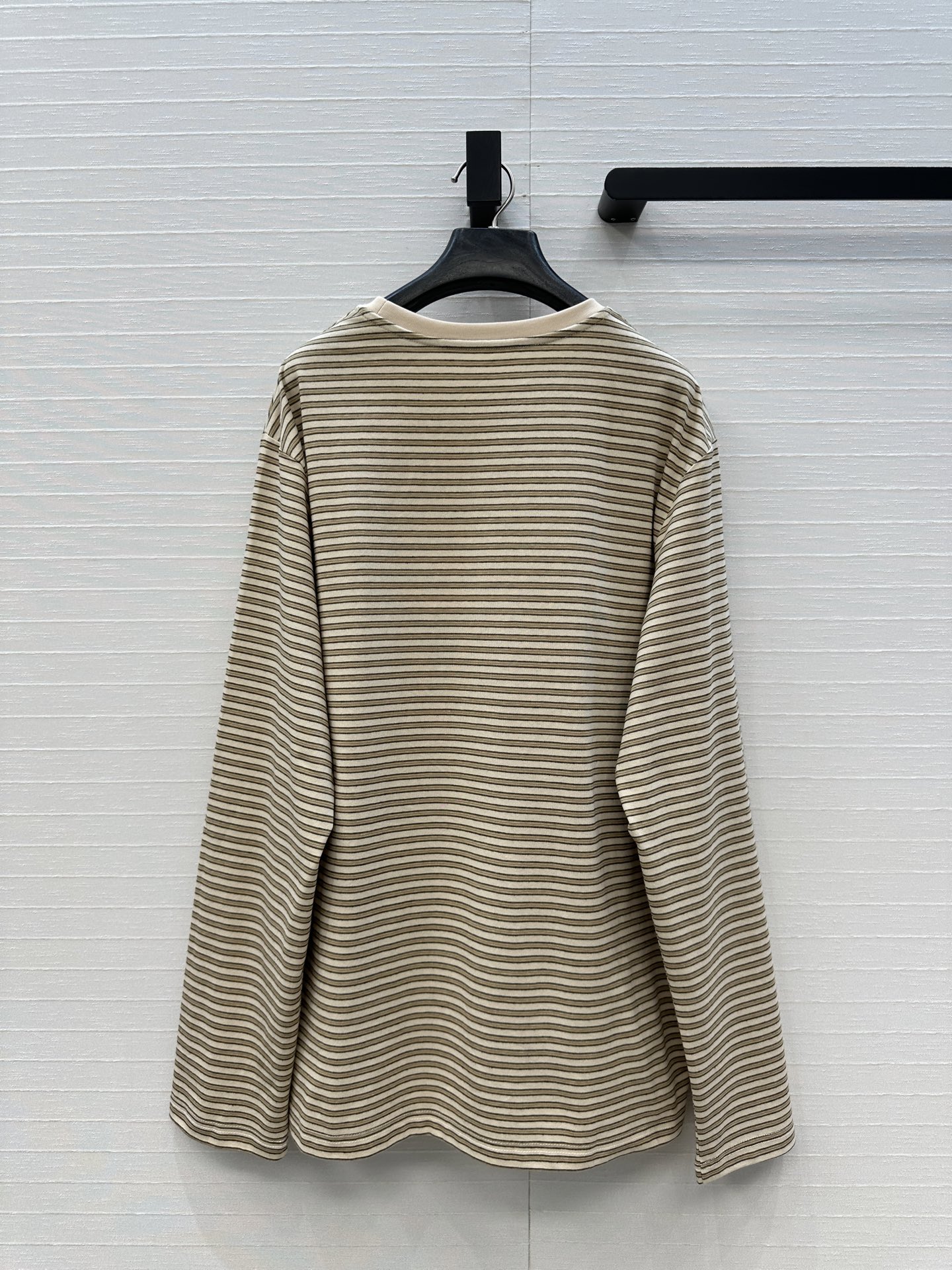 爆款必入，Row风细条纹圆领棉质打底衫，清新简约的条纹配色百搭不挑人；极简风招牌宽松版型，轻松打造松弛纸