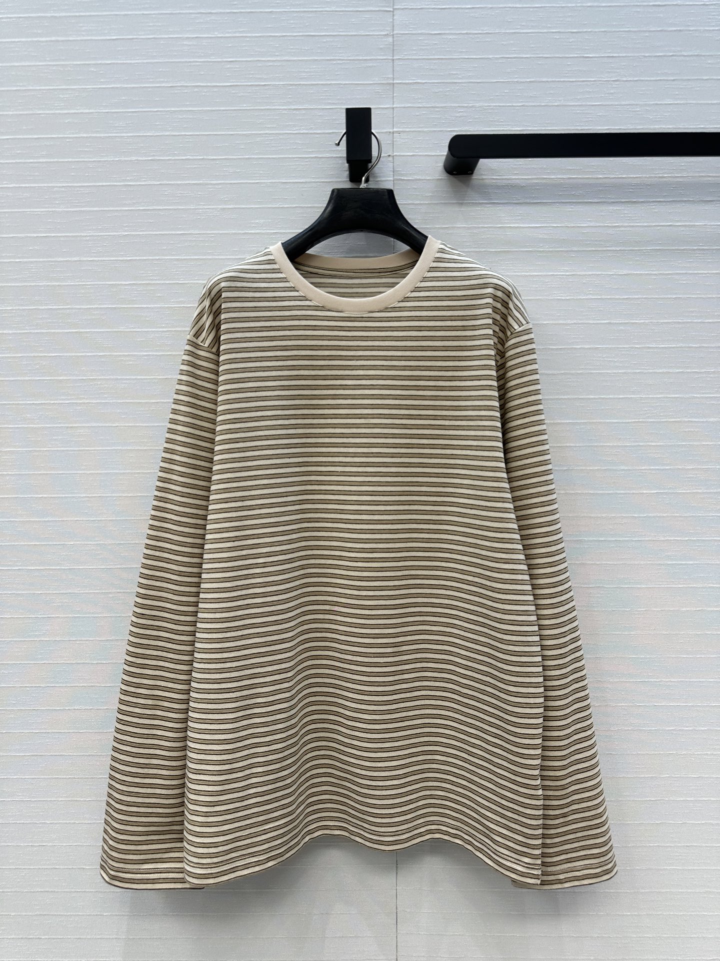 爆款必入，Row风细条纹圆领棉质打底衫，清新简约的条纹配色百搭不挑人；极简风招牌宽松版型，轻松打造松弛纸